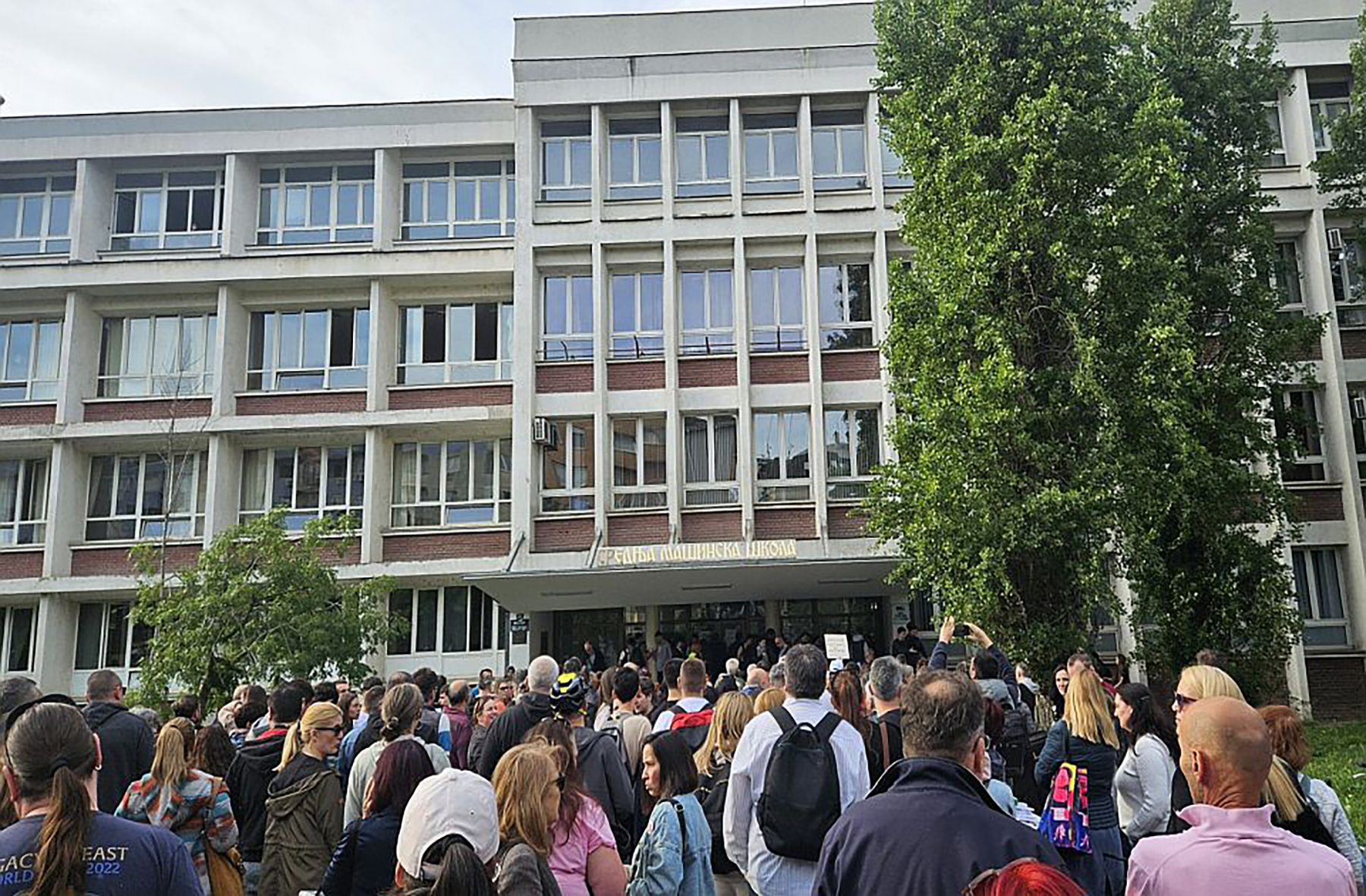 Učenici Jovine zaključani u Mašinskoj, roditelji protestuju ispred škole, direktor kod vrata roditelji_Jovina.jpg