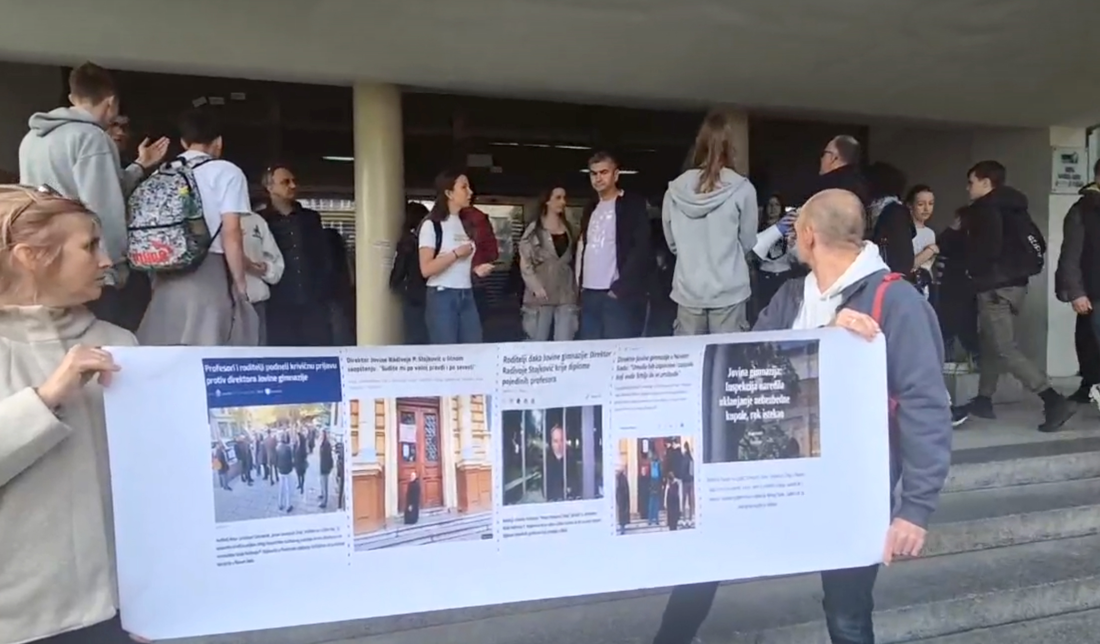 Učenici Jovine zaključani u Mašinskoj, roditelji protestuju ispred škole, direktor kod vrata protest.jpg