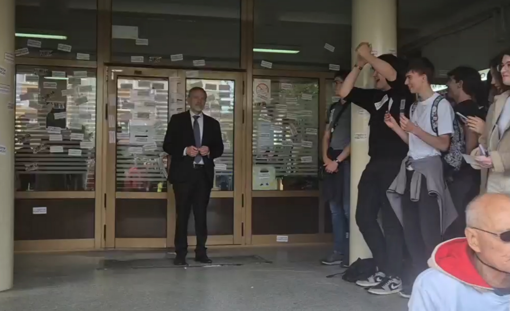 Radivoje Stojković Učenici Jovine zaključani u Mašinskoj, roditelji protestuju ispred škole, direktor kod vrata protest 01.jpg