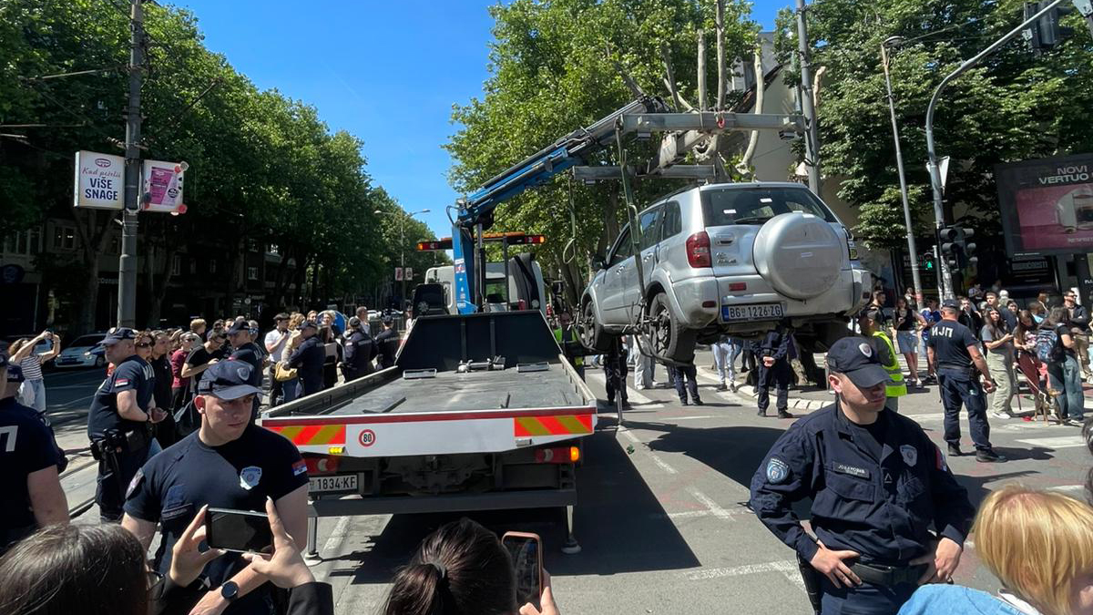 Beograd 14.05.2026. Pravni fakultet, blokada, automobil koji je pokušao da razbije blokadu