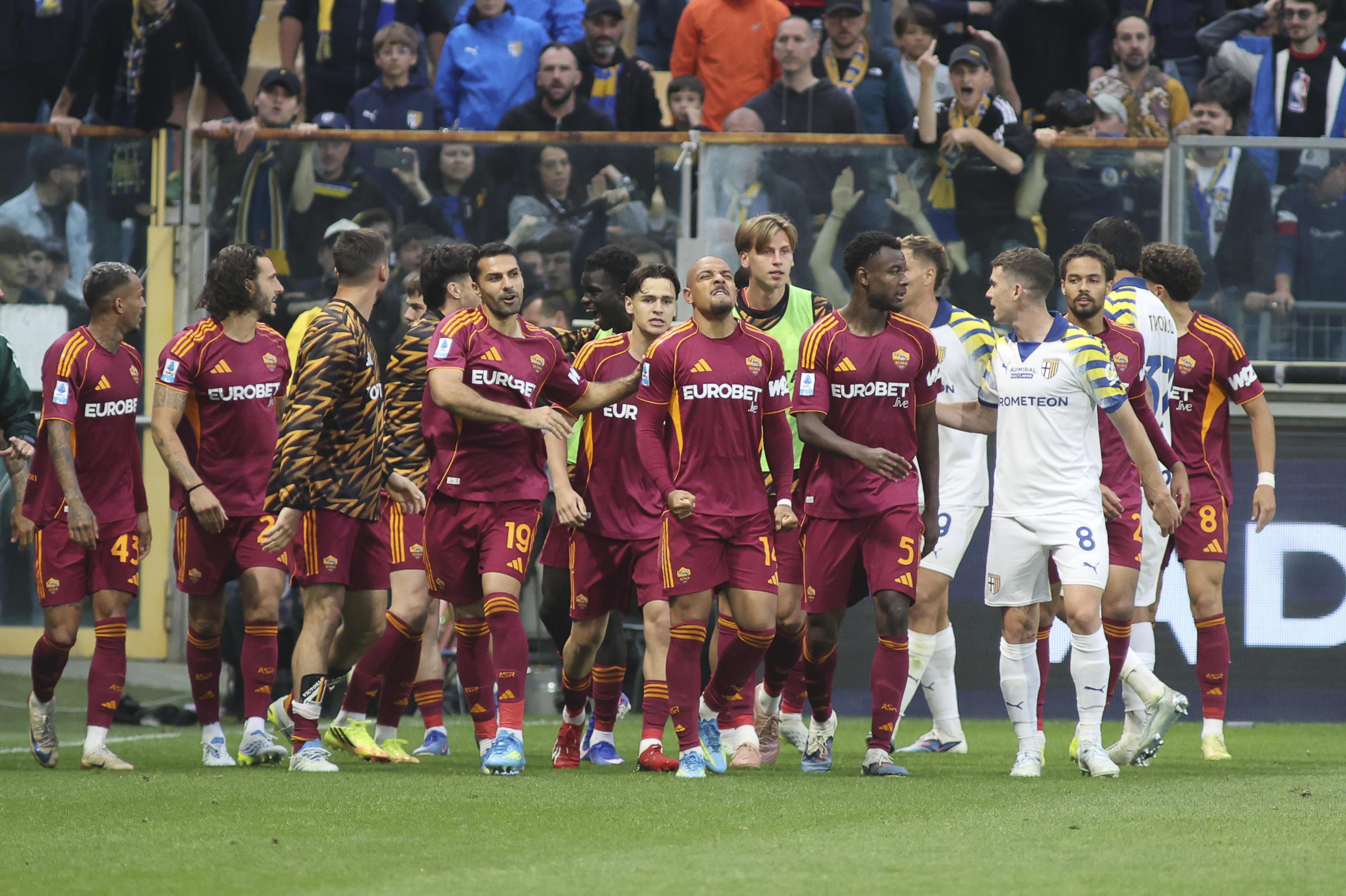 epa12946162 AS Roma's Donyell Malen (C) celebrates with his teammates after scoring the 2-3 goal during the Italian Serie A soccer match between Parma Calcio and AS Roma, in Parma, Italy, 10 May 2026.  EPA/DAVIDE CASENTINI
