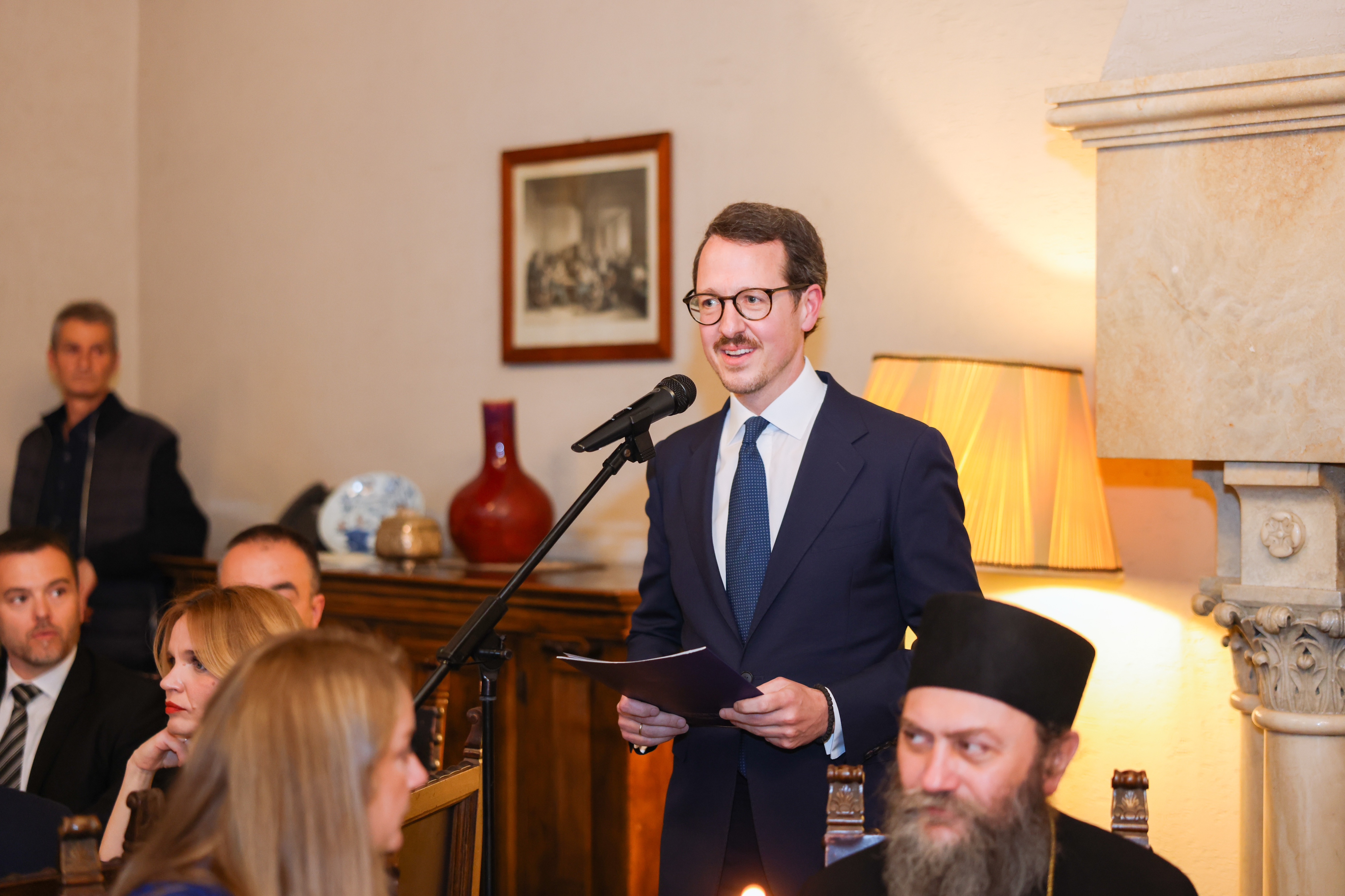 Donatorsko veče u Kraljevskom Dvoru: Pokrenuta obnova hilandarskog metoha Kumica kao budućeg odmarališta za decu i mlade uz podršku Kraljevske porodice