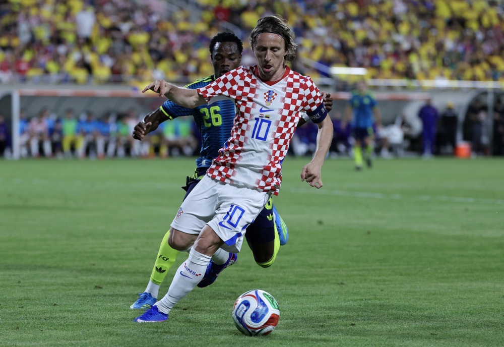 epa12853048 Luka Modric (R)