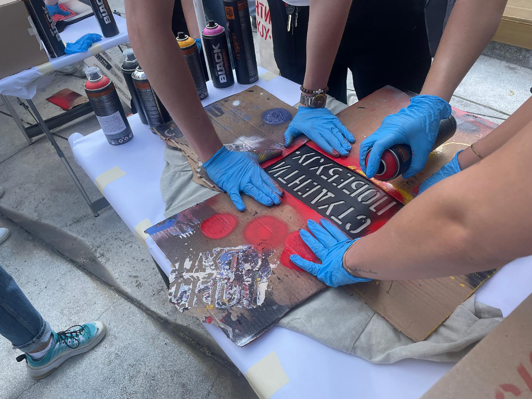 Mesto: BeogradDatum: 2026-05-19 15:29:06.0Dogadjaj: DRUŠTVO - policija razdvaja studente i građane okupljenje oko štandova "Studenti pobeđuju" i pristalice vlasti na Trgu SlavijaFotoreporter: Ivana ŠanjevićIzvor: FoNet