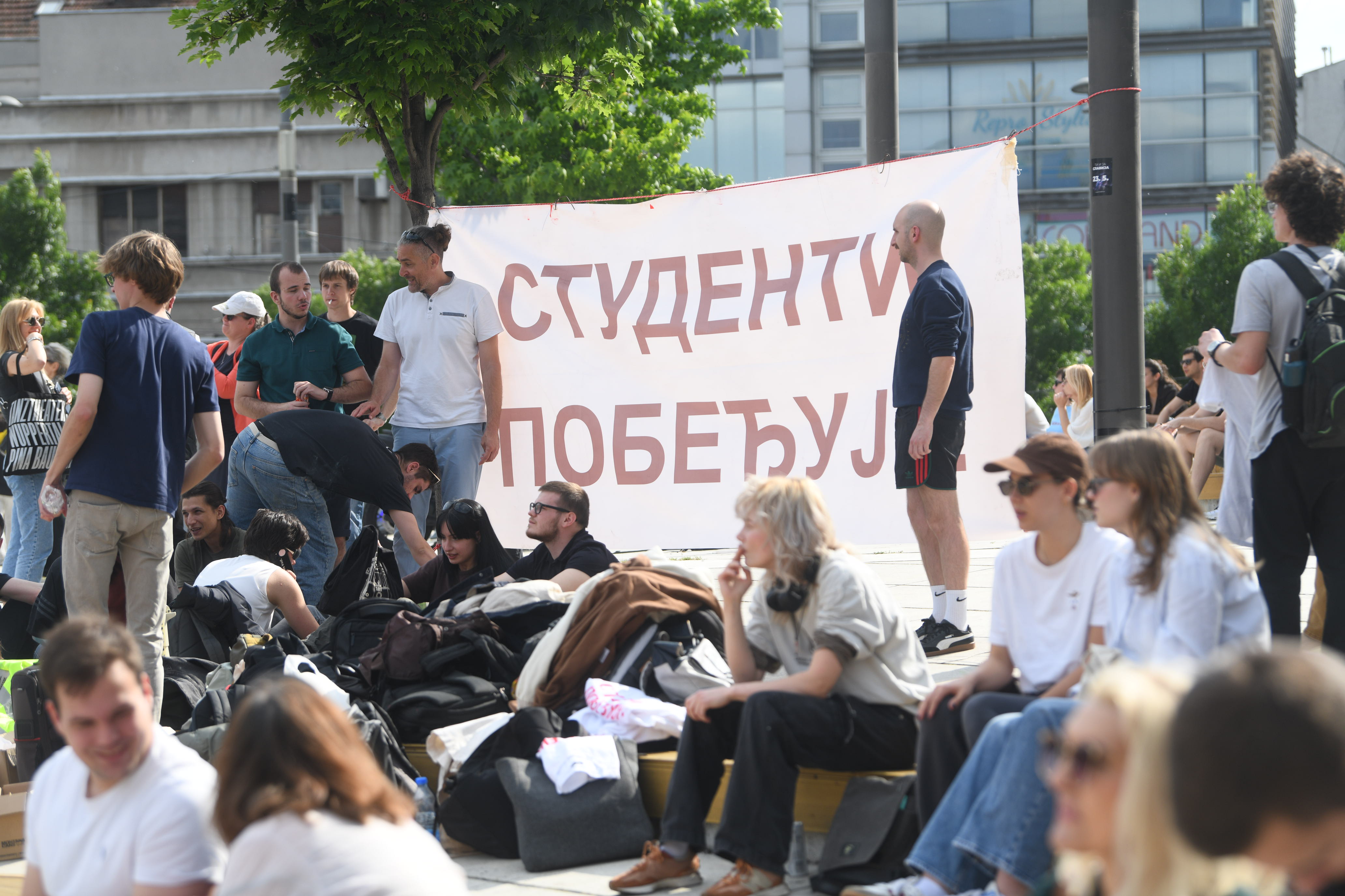 Beograd 19. maj .2026. Slavija, studenti, štampanje majica pred najavljeni protests na Slaviji za 23. maj. Pristalice SNS-a se okupile naspram studenata na Slaviji, Srbija pobeđuje, transparent Foto: Filip Krainčanić/Nova.rs