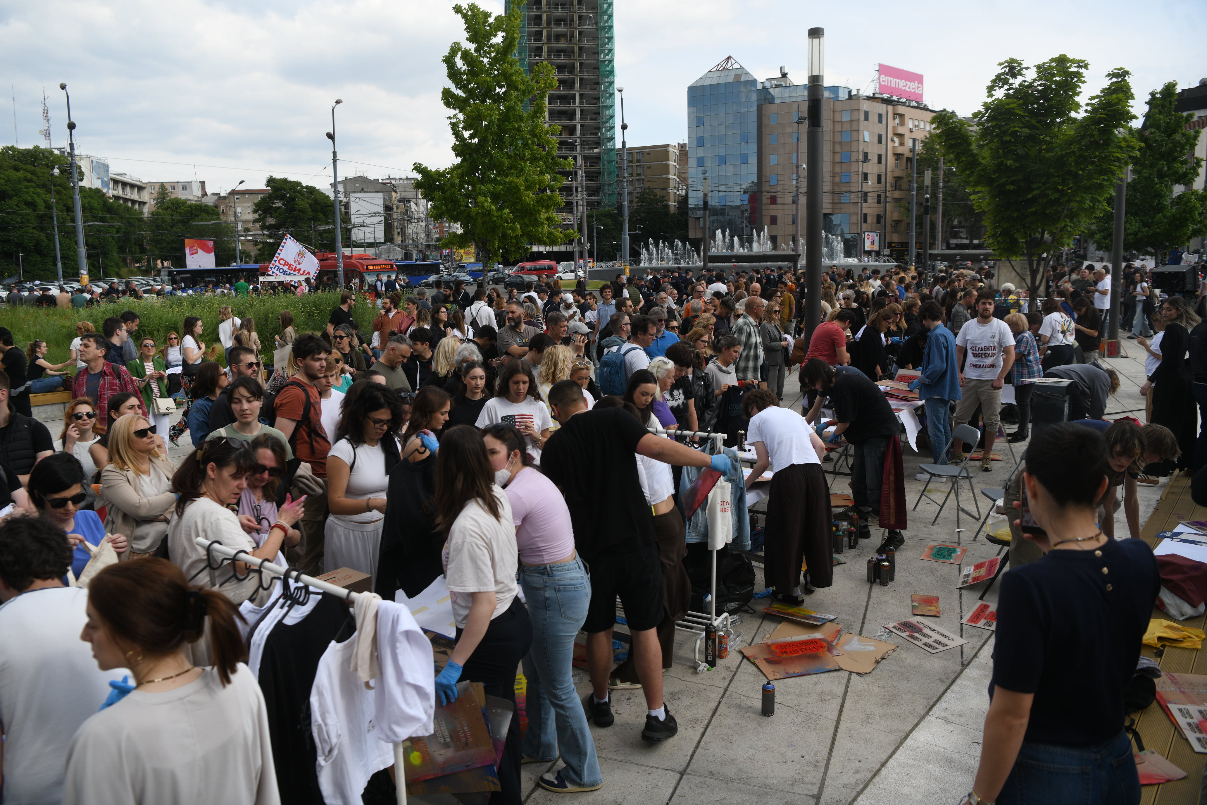 Beograd 19. maj .2026. Slavija, studenti, štampanje majica pred najavljeni protests na Slaviji za 23. maj. Pristalice SNS-a se okupile naspram studenata na Slaviji, Srbija pobeđuje, transparent Foto: Filip Krainčanić/Nova.rs