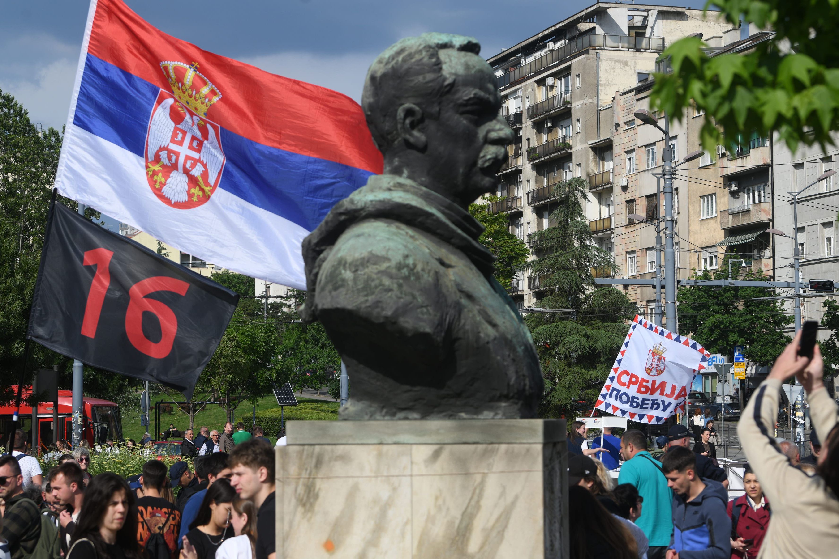 Beograd 19. maj .2026. Slavija, studenti, štampanje majica pred najavljeni protests na Slaviji za 23. maj. Pristalice SNS-a se okupile naspram studenata na Slaviji, Srbija pobeđuje, transparent Foto: Filip Krainčanić/Nova.rs