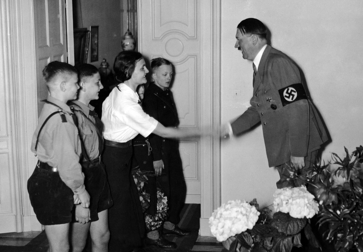 Deca čestitaju Hitleru rođendan