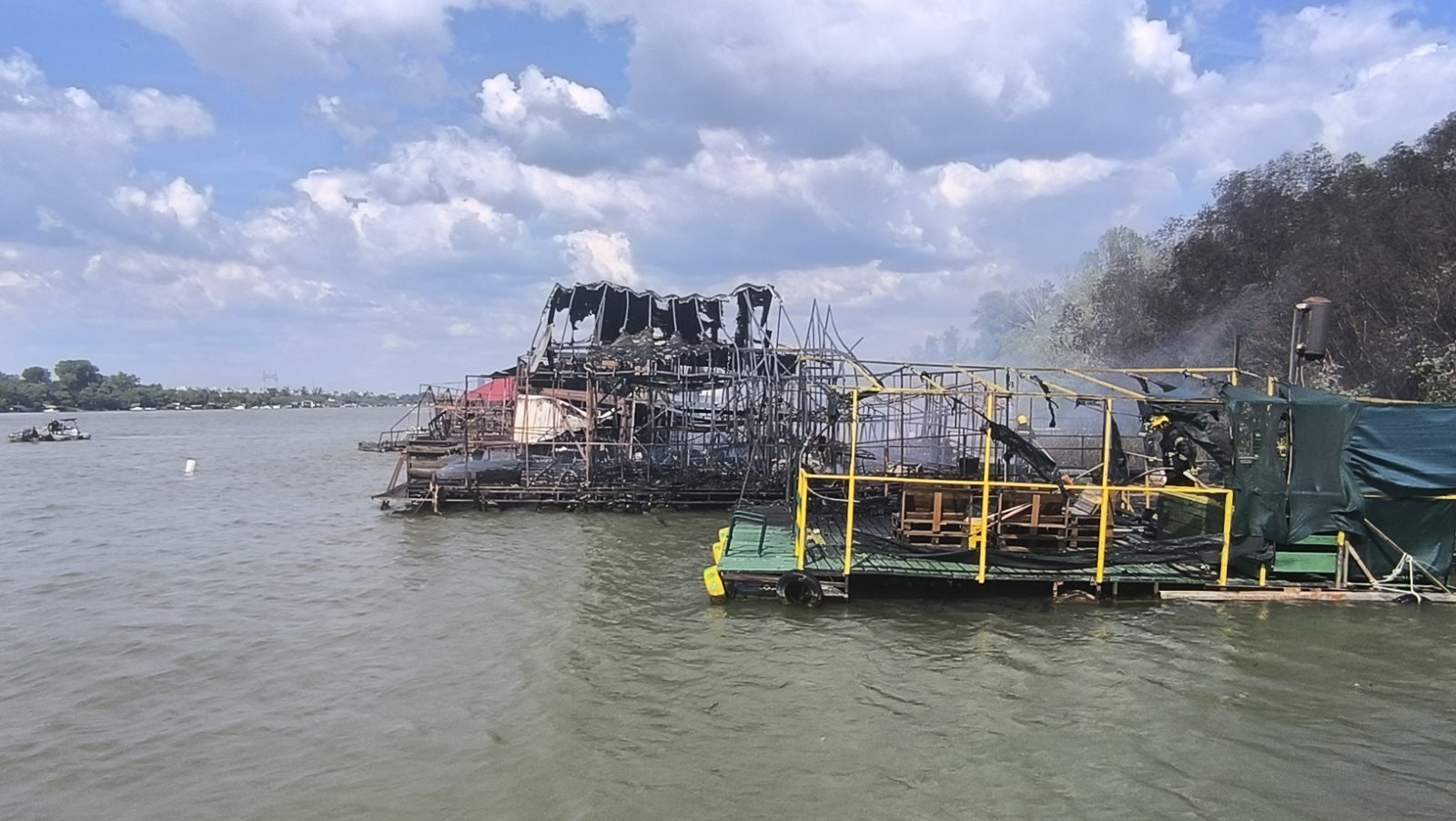 Splav gori, Gori splav na Savi u Beogradu