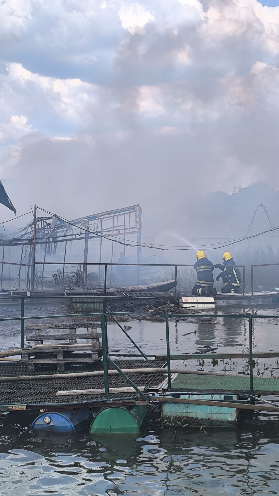Splav gori, Gori splav na Savi u Beogradu