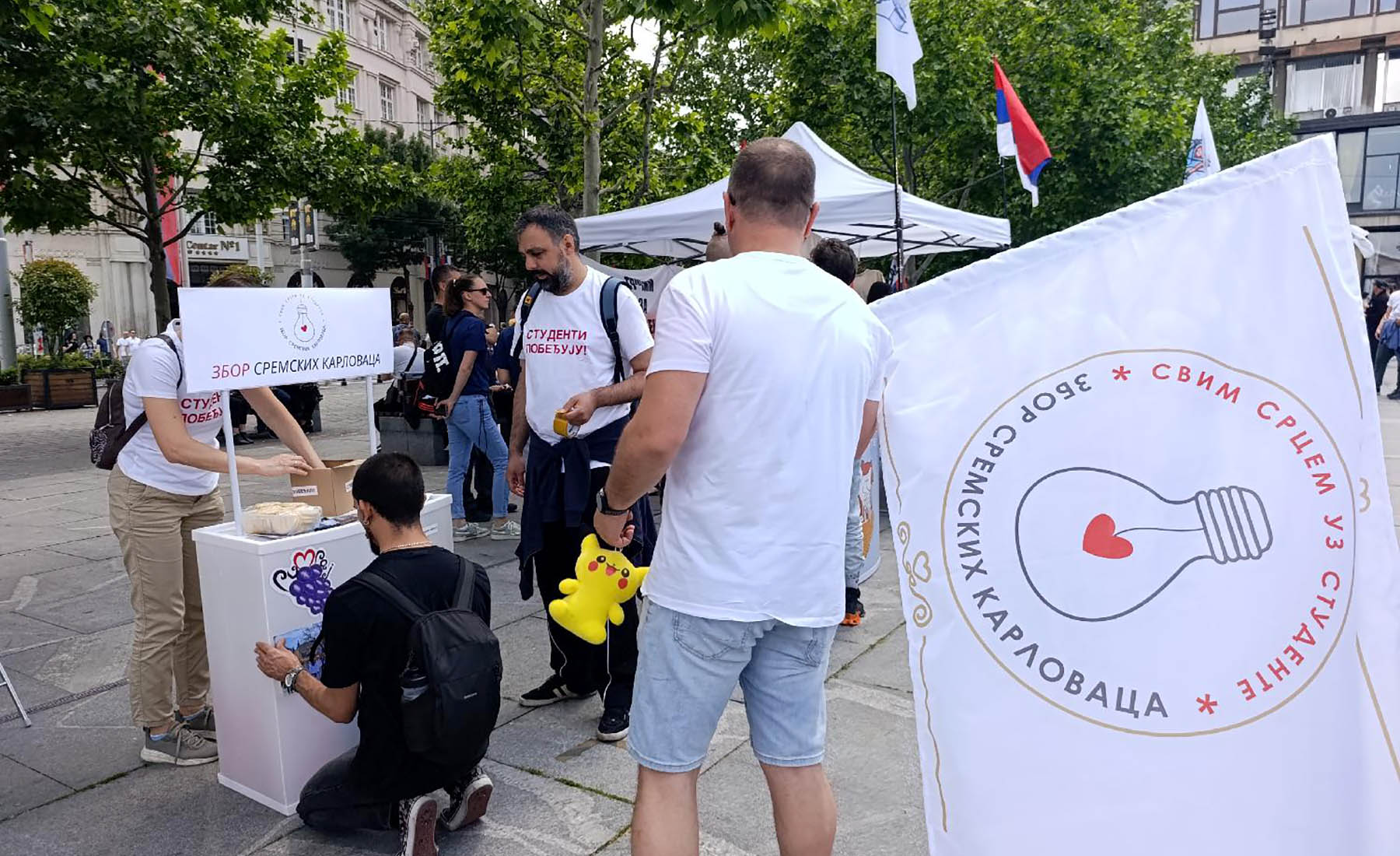 Mesto: BeogradDatum: Sat May 23 14:20:19 CEST 2026Dogadjaj: POLITIKA - studenti i građani okupljaju se kod štandova na Trgu republike uoči protesta na Trgu Slavija "Ti i ja, Slavija"Fotoreporter: Milena VlajićIzvor: FoNet
