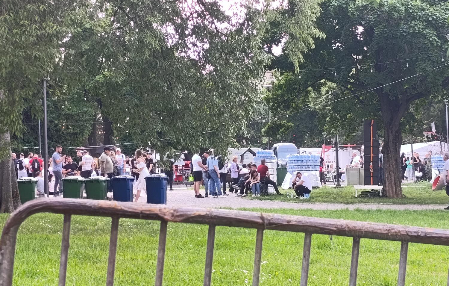 Mesto: BeogradDatum: Sat May 23 15:48:58 CEST 2026Dogadjaj: POLITIKA - pristalice vlasti se okupljaju u ograđenom delu Pionirskog parka gde su postavljene i policijske snageFotoreporter: Milena VlajićIzvor: FoNet