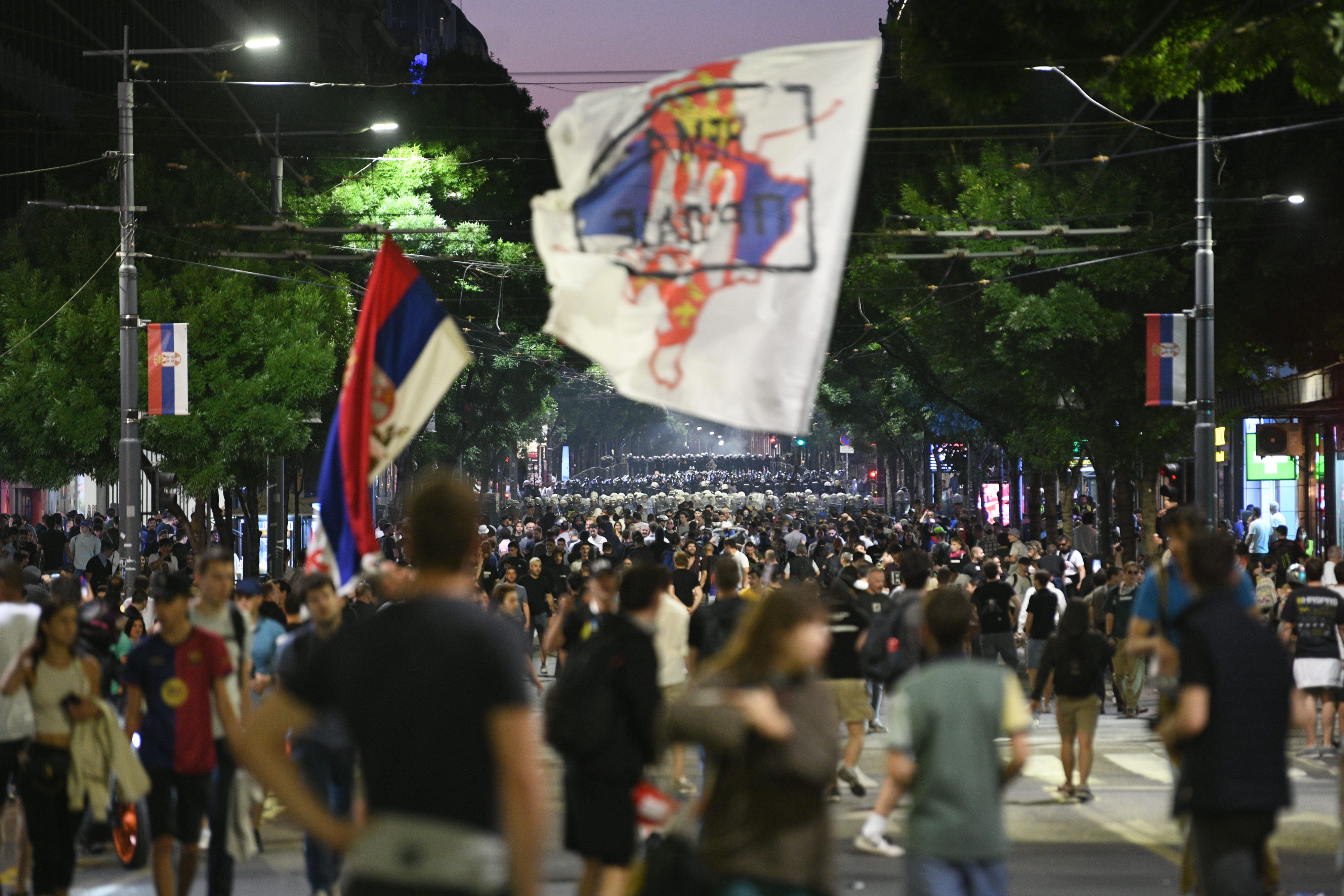 policija masa ljudi  trg frka pionirski park