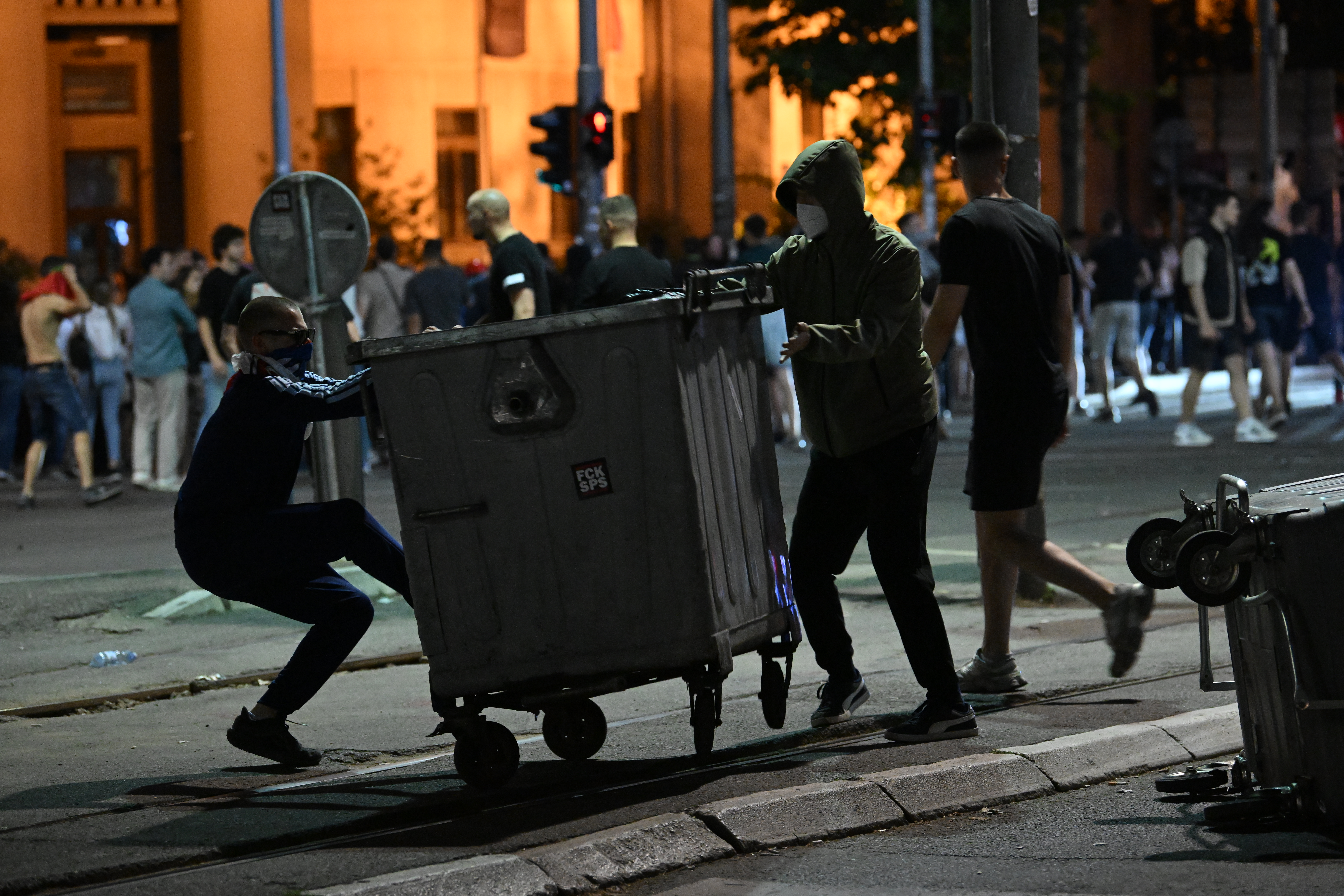 policija kontejneri blokade demonstranti policija