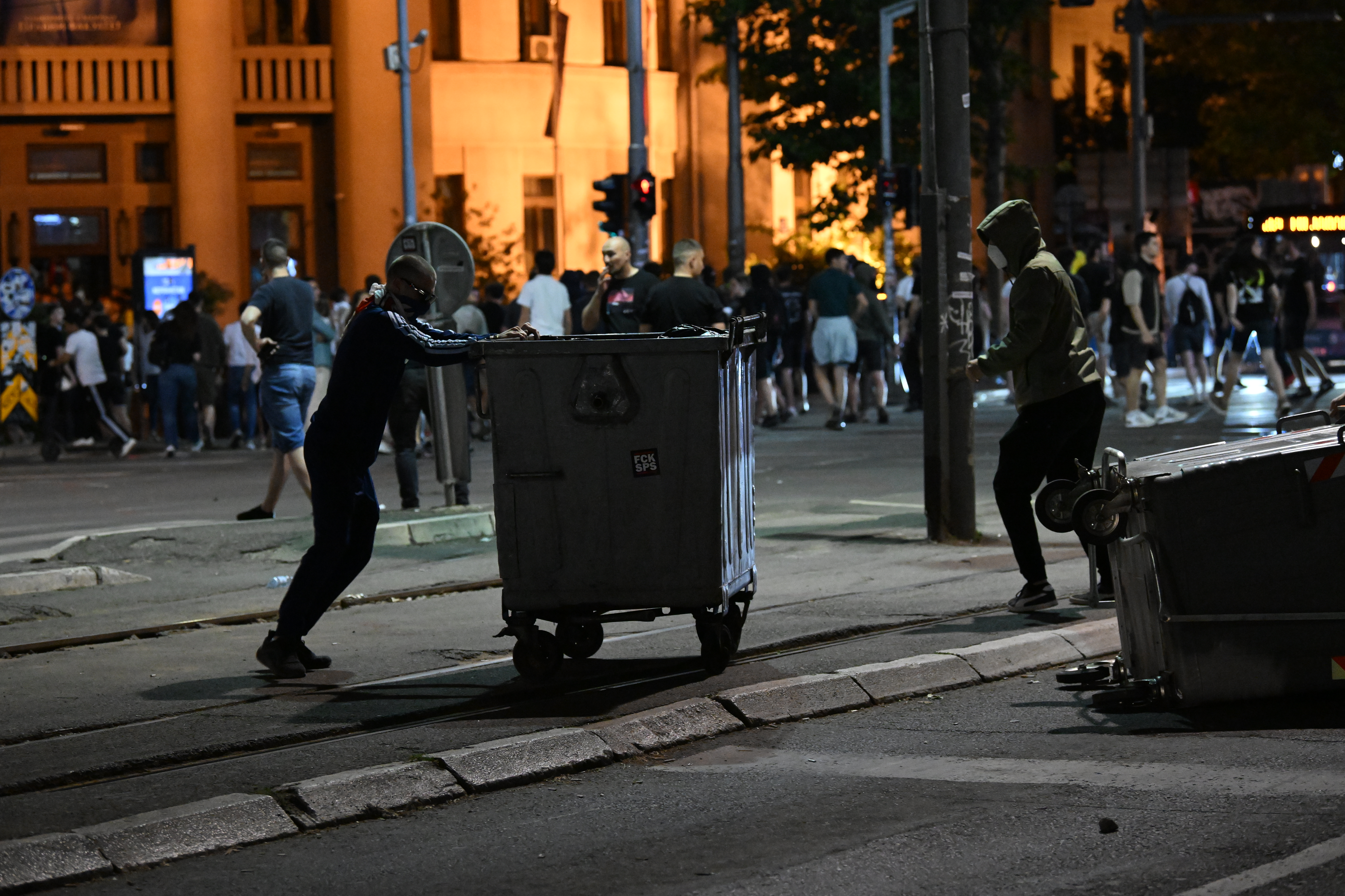 policija kontejneri blokade demonstranti policija