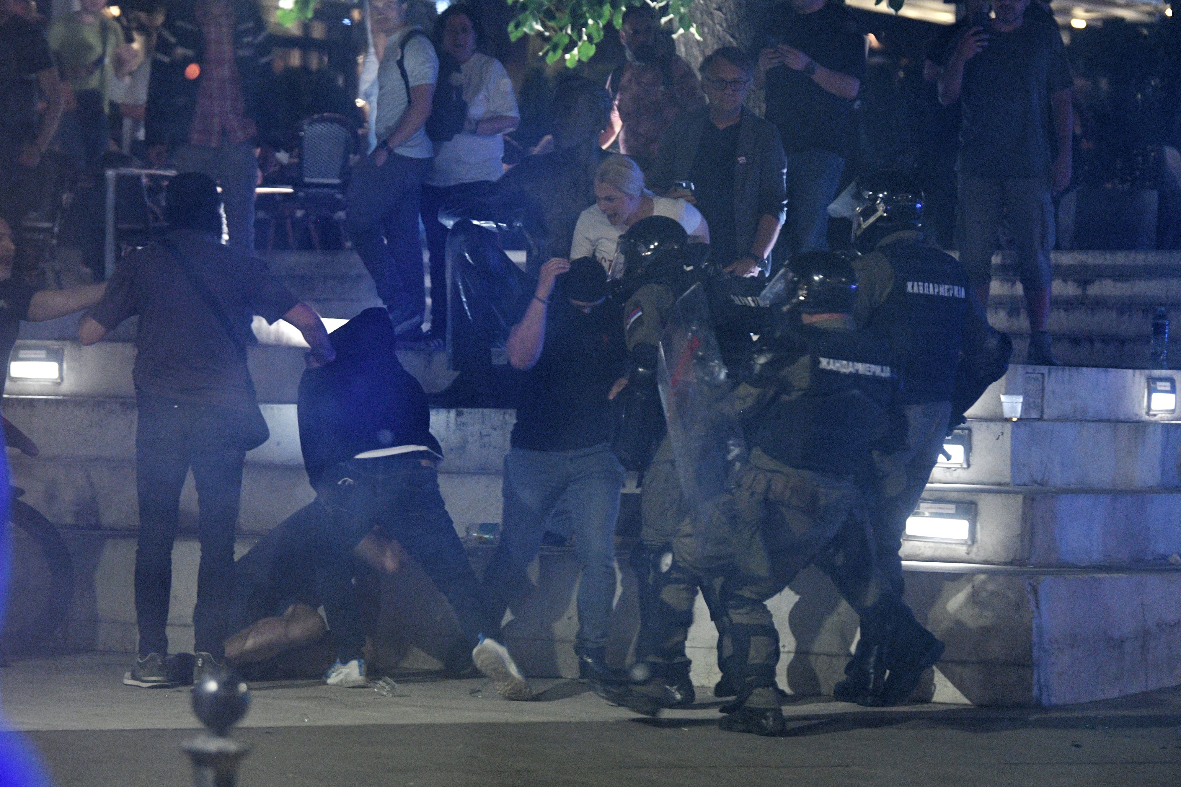 kralja milana policija vatra kontejneri demonstranti
