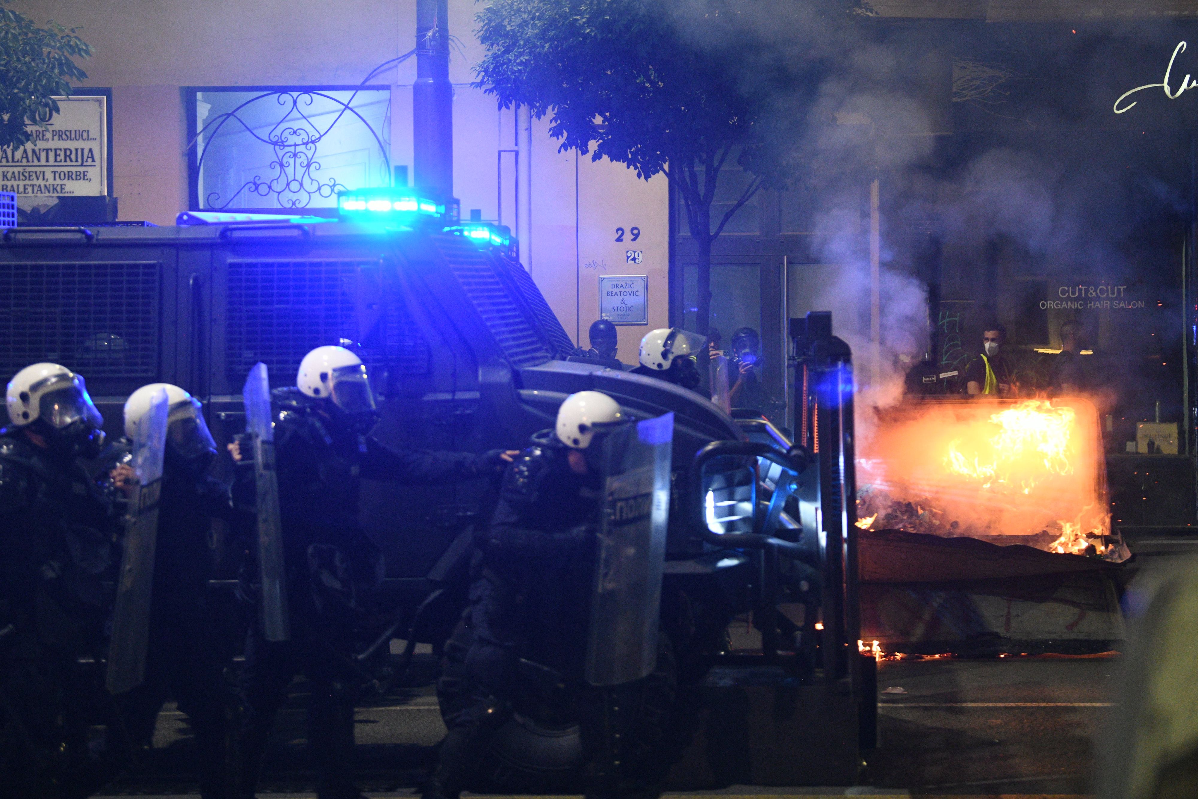 kralja milana policija vatra kontejneri demonstranti