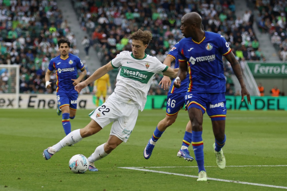 epa12969289 Elche's David Affengruber (L) in action against Getafe's Allan Nyom (R) during the Spanish LaLiga soccer match between Elche CF and Getafe CF, in Elche, Spain, 17 May 2026.  EPA/PABLO MIRANZO