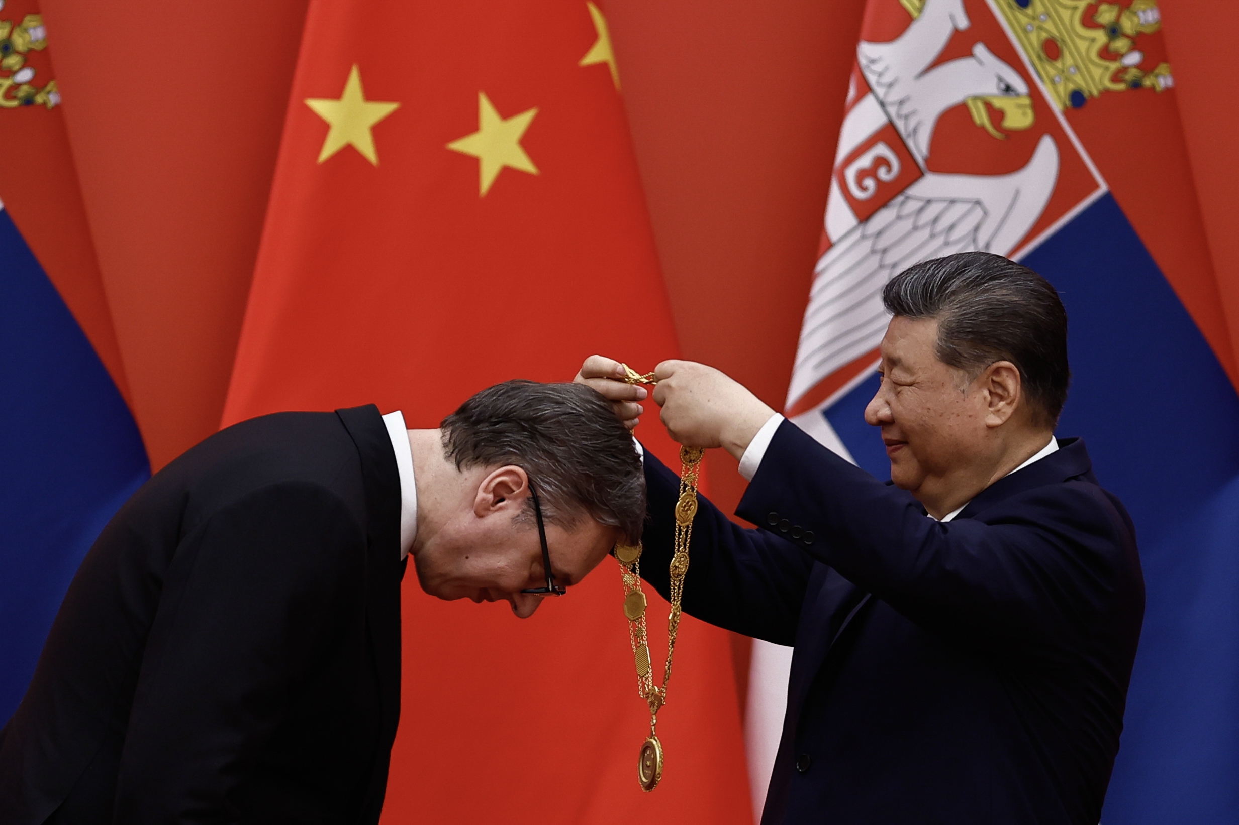 epa12992940 Chinese President Xi Jinping awards Serbian President Aleksandar Vucic the Friendship Medal of the People's Republic of China, at the Great Hall of the People, in Beijing, China, 25 May 2026.  EPA/TINGSHU WANG / POOL