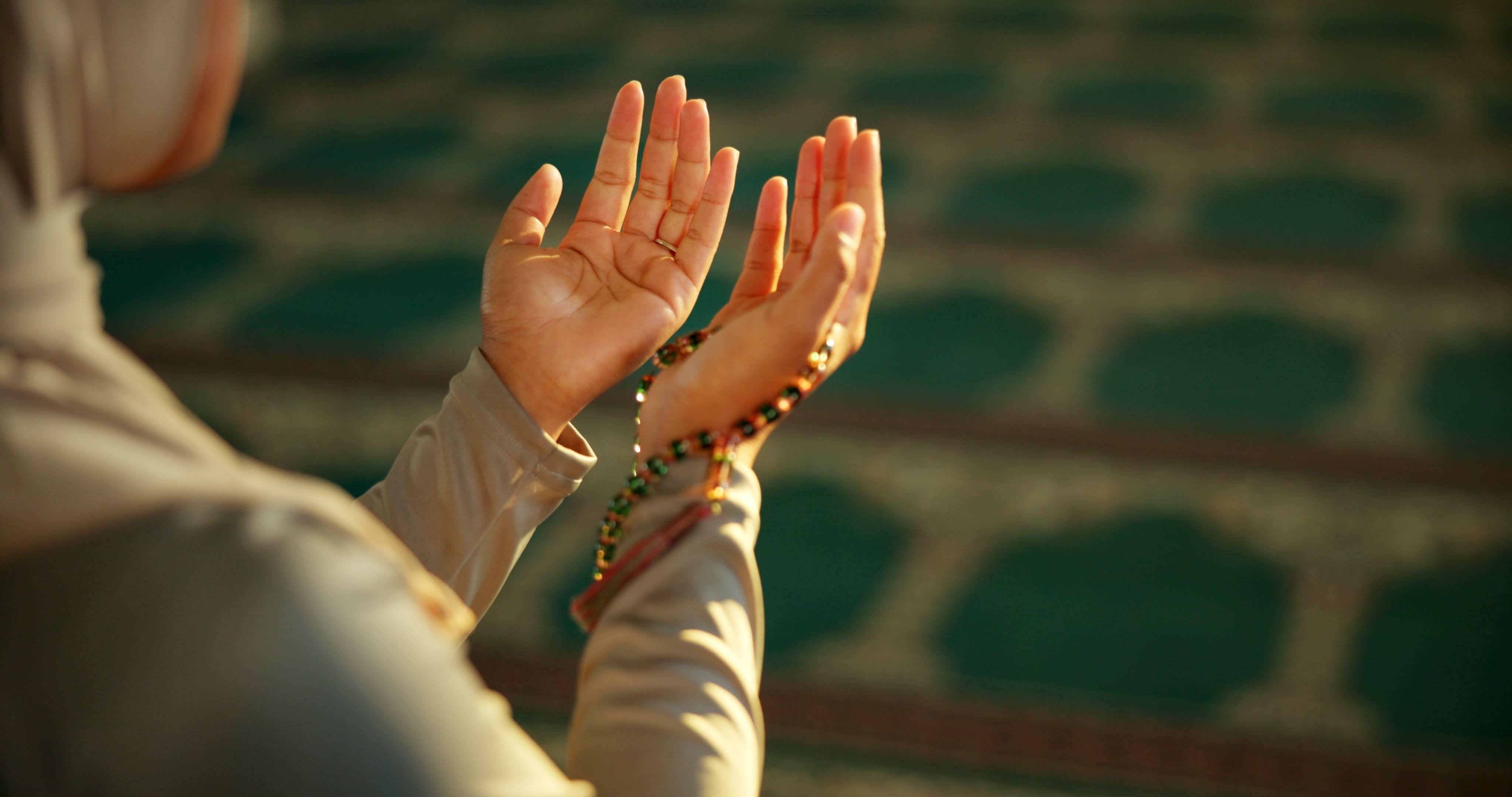 molitva muslimani shutterstock_2544104901.jpg