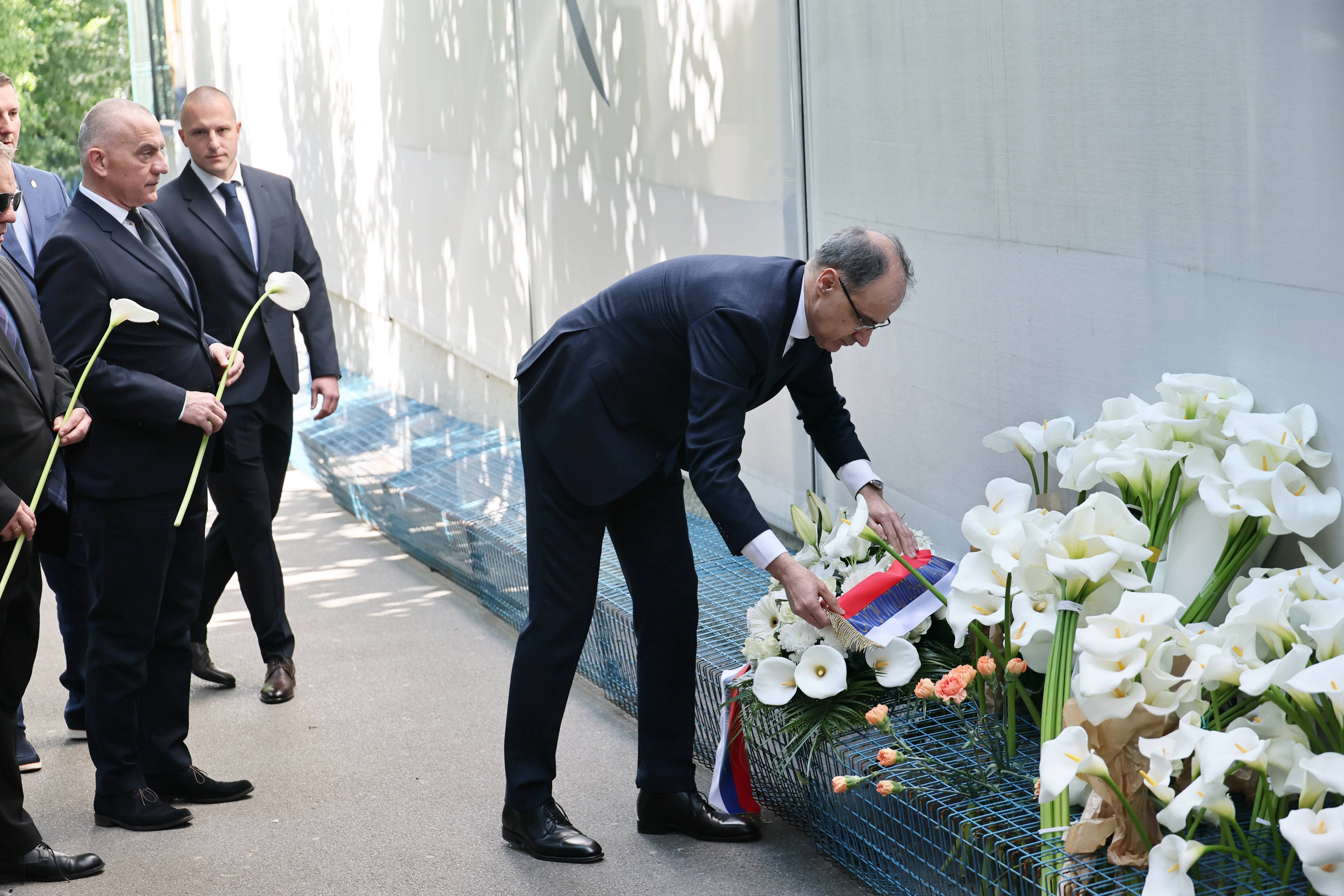 Đuro Macut ispred OŠ Vladislav Ribnikar (1).jpg
