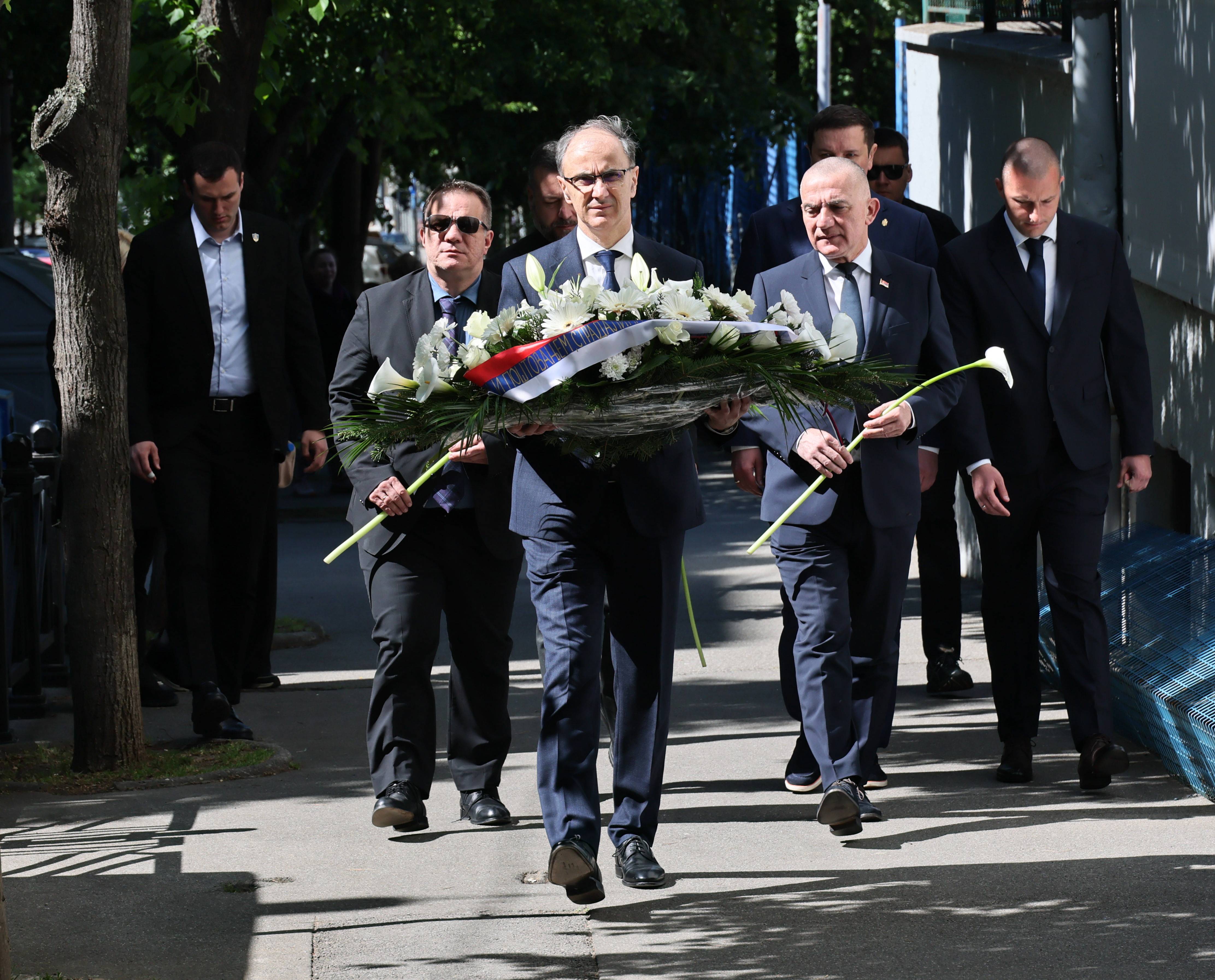 Đuro Macut ispred OŠ Vladislav Ribnikar (6).jpg
