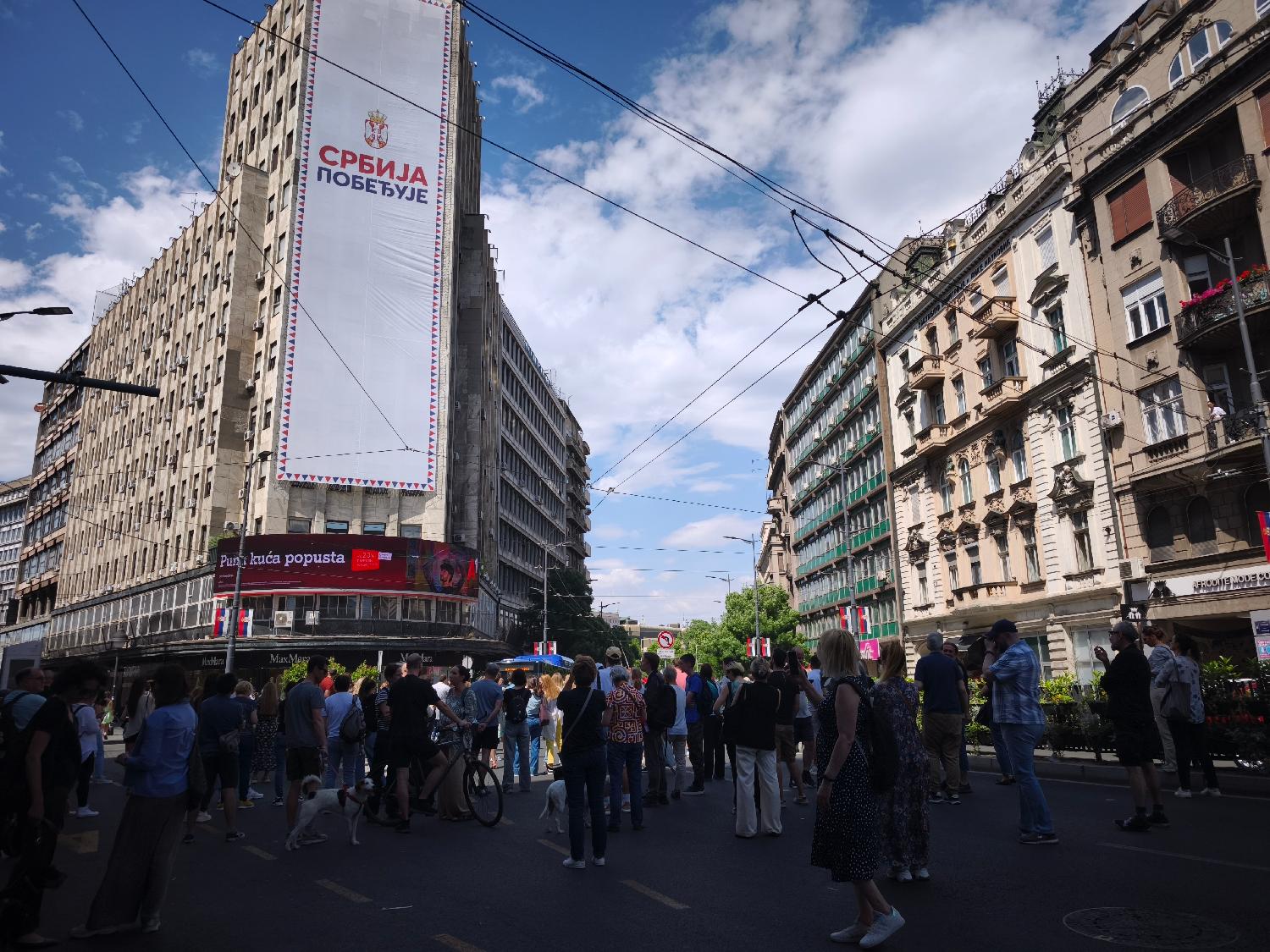 eograd Datum:30.05.2026 Događaj: DRUŠTVO - grupa građana okupila se danas ispred Palate Albanija na poziv studenata Veterinarskog fakulteta, na protestu sa zahtevom za uklanjanje bilborda koji ugrožava gnezda bele čiope, strogo zaštićene vrste koja godina