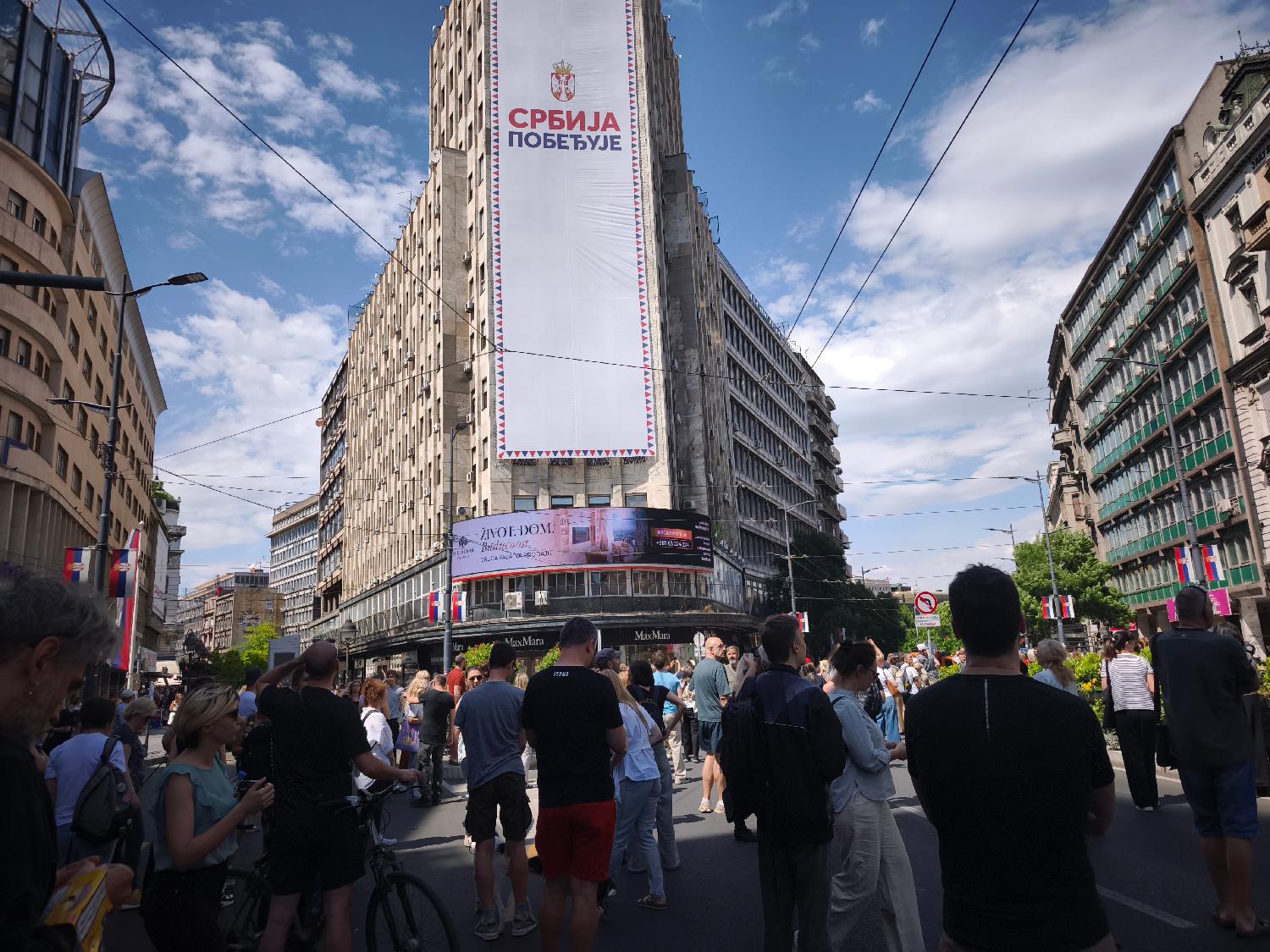 eograd Datum:30.05.2026 Događaj: DRUŠTVO - grupa građana okupila se danas ispred Palate Albanija na poziv studenata Veterinarskog fakulteta, na protestu sa zahtevom za uklanjanje bilborda koji ugrožava gnezda bele čiope, strogo zaštićene vrste koja godina