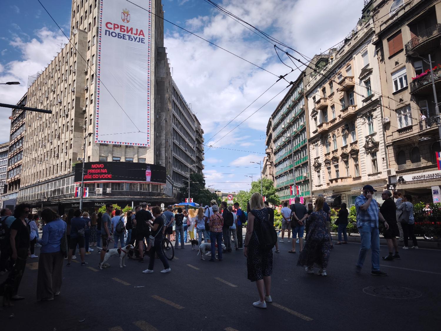 eograd Datum:30.05.2026 Događaj: DRUŠTVO - grupa građana okupila se danas ispred Palate Albanija na poziv studenata Veterinarskog fakulteta, na protestu sa zahtevom za uklanjanje bilborda koji ugrožava gnezda bele čiope, strogo zaštićene vrste koja godina