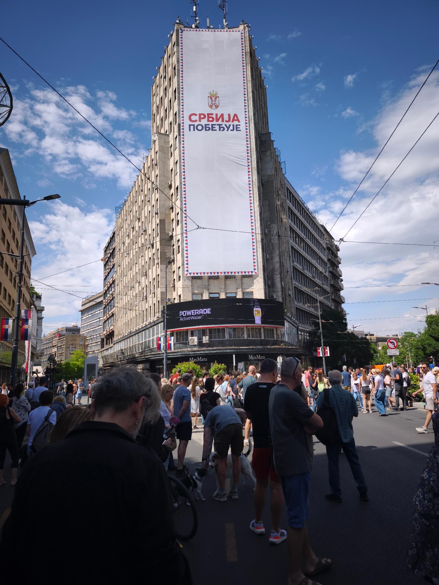 eograd Datum:30.05.2026 Događaj: DRUŠTVO - grupa građana okupila se danas ispred Palate Albanija na poziv studenata Veterinarskog fakulteta, na protestu sa zahtevom za uklanjanje bilborda koji ugrožava gnezda bele čiope, strogo zaštićene vrste koja godina
