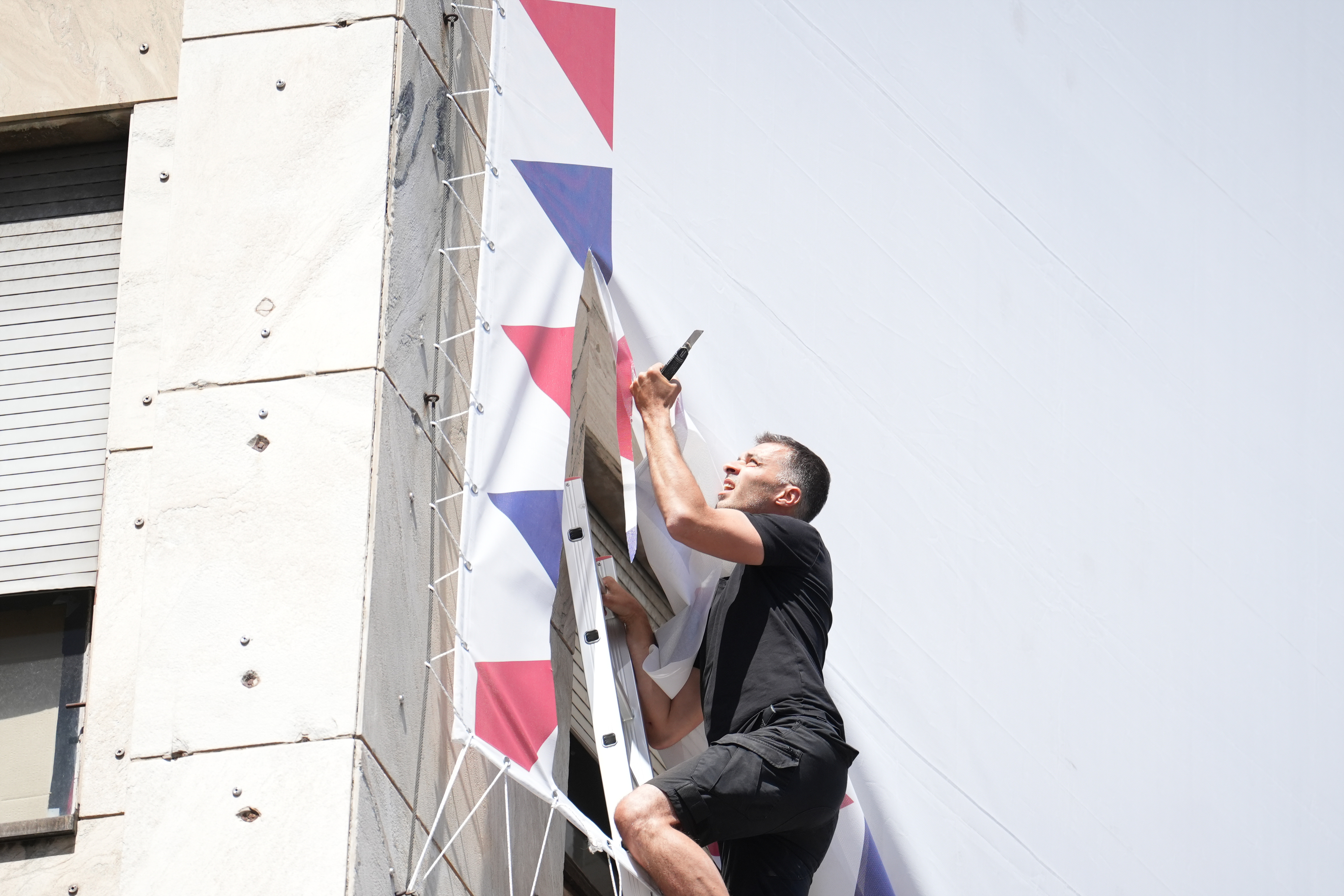 30, maj 2026, Beograd - Ispred Palate Albanije su se okupili gradjani koji apeluju "Srbija pobedjuje" ukloni kako bi bele  ciope mogle da nahrade svoje mladunce, a Savo Manojlovic je krenuo da cepa bilbord.