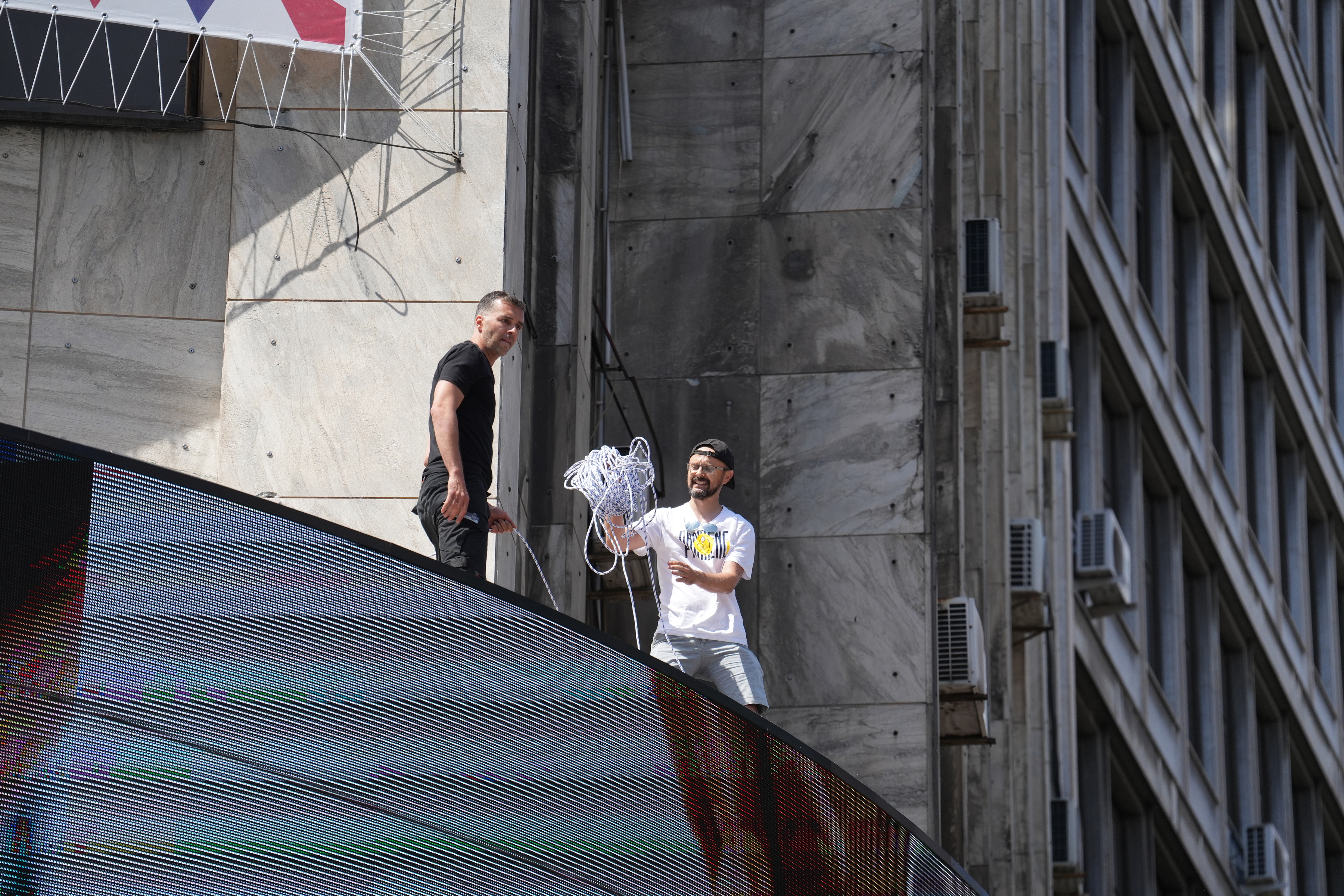 30, maj 2026, Beograd - Ispred Palate Albanije su se okupili gradjani koji apeluju "Srbija pobedjuje" ukloni kako bi bele  ciope mogle da nahrade svoje mladunce, a Savo Manojlovic je krenuo da cepa bilbord.