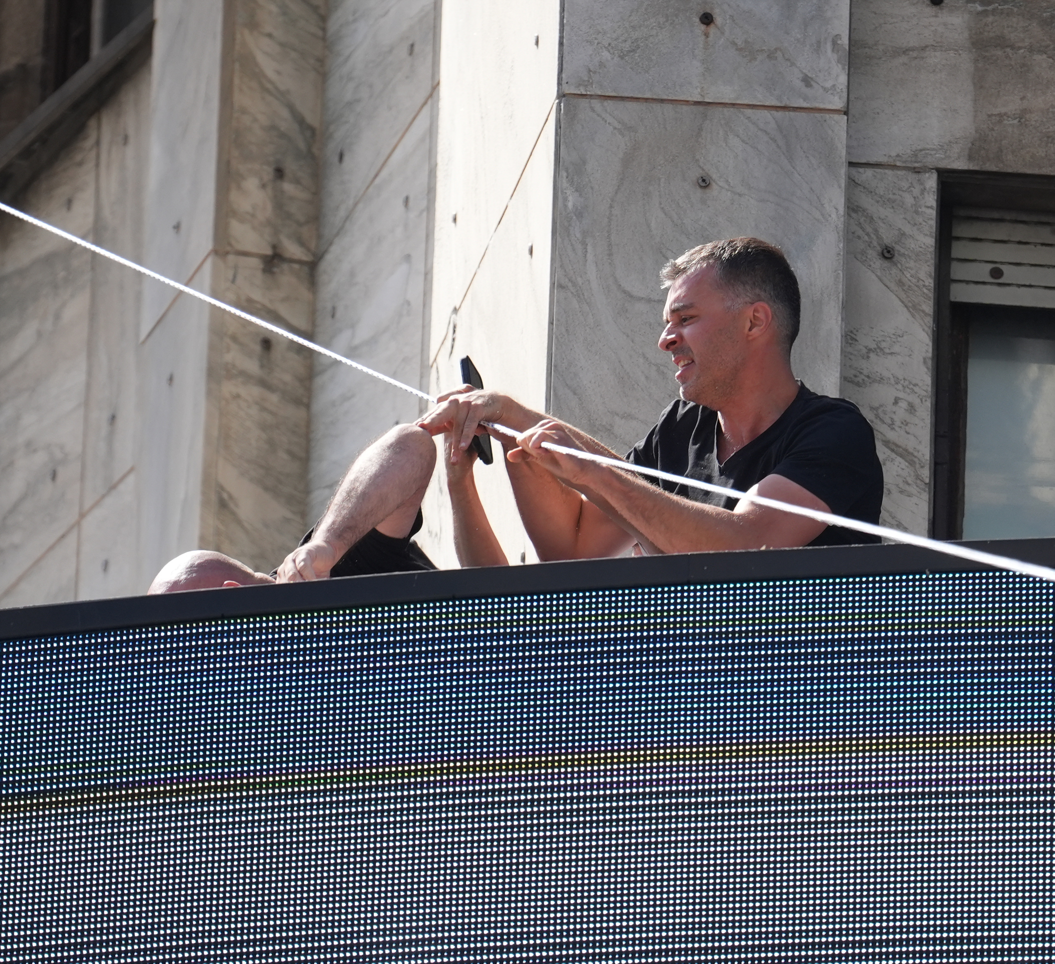 30, maj 2026, Beograd - Ispred Palate Albanije su se okupili gradjani koji apeluju "Srbija pobedjuje" ukloni kako bi bele  ciope mogle da nahrade svoje mladunce, a Savo Manojlovic je krenuo da cepa bilbord.