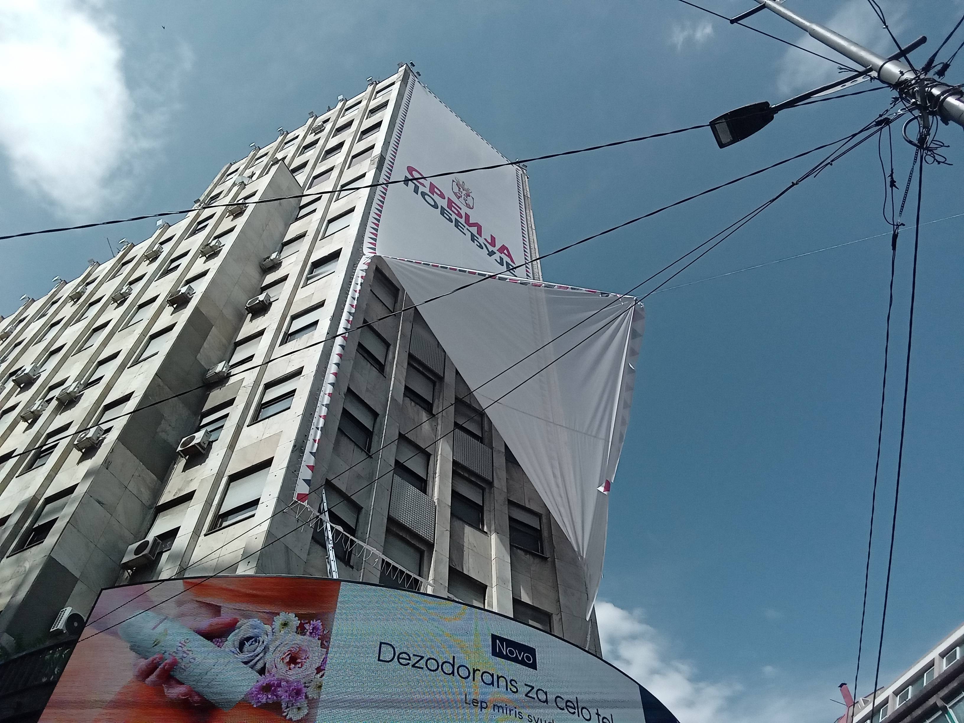 Beograd, 30.05.2026. - Bilbord na Palati "Albanija" u Beogradu skinut je danas nakon sto su zborovi gradjana i Bioloski fakultet to zatrazili jer onemogucava pticama - beloj ciopi da pridje mladuncima i hrani ih u gnezdima. (BETAPHOTO/Nikola Todorovic)
