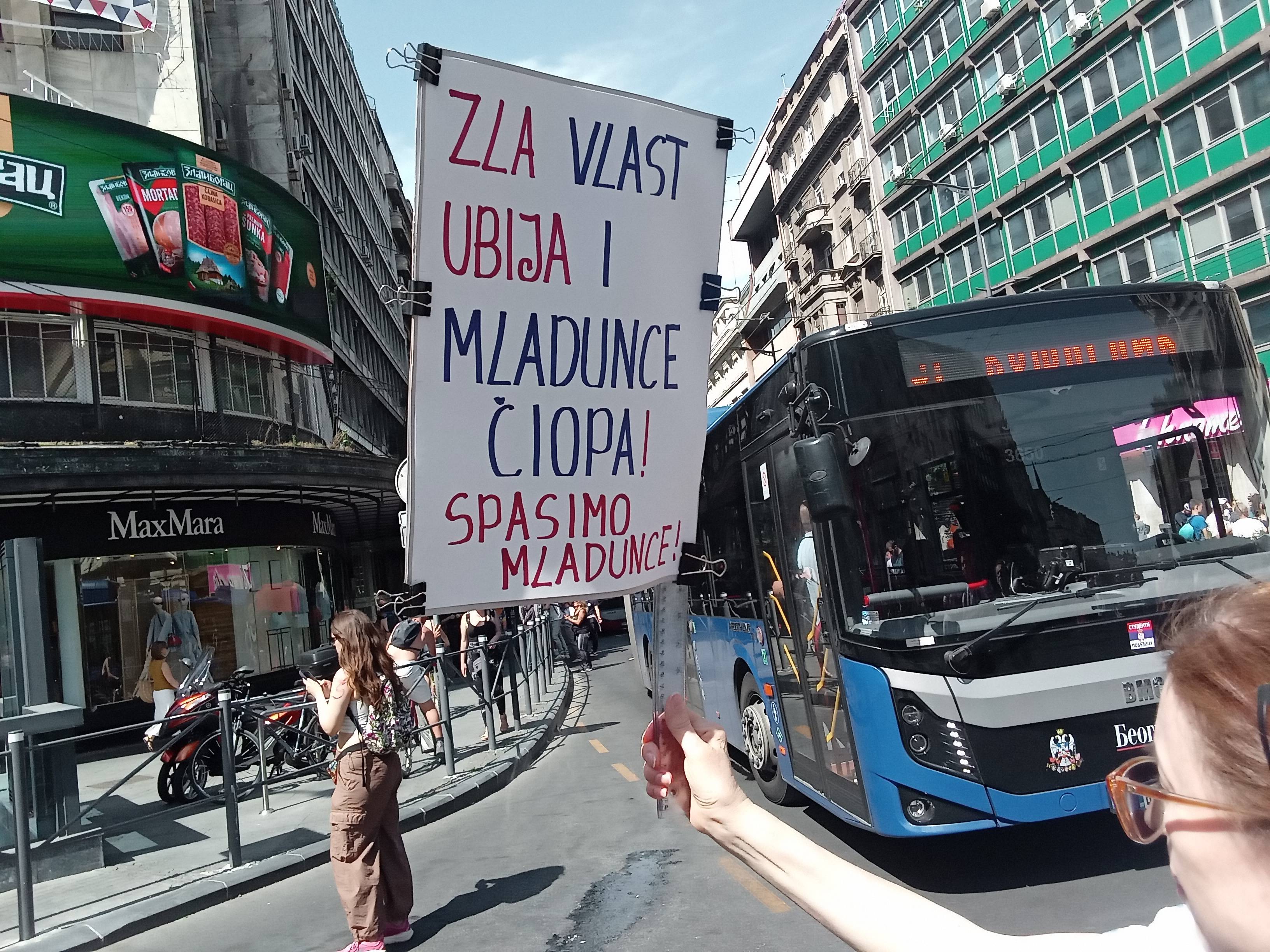 Beograd, 30.05.2026. - Bilbord na Palati "Albanija" u Beogradu skinut je danas nakon sto su zborovi gradjana i Bioloski fakultet to zatrazili jer onemogucava pticama - beloj ciopi da pridje mladuncima i hrani ih u gnezdima. (BETAPHOTO/Nikola Todorovic)