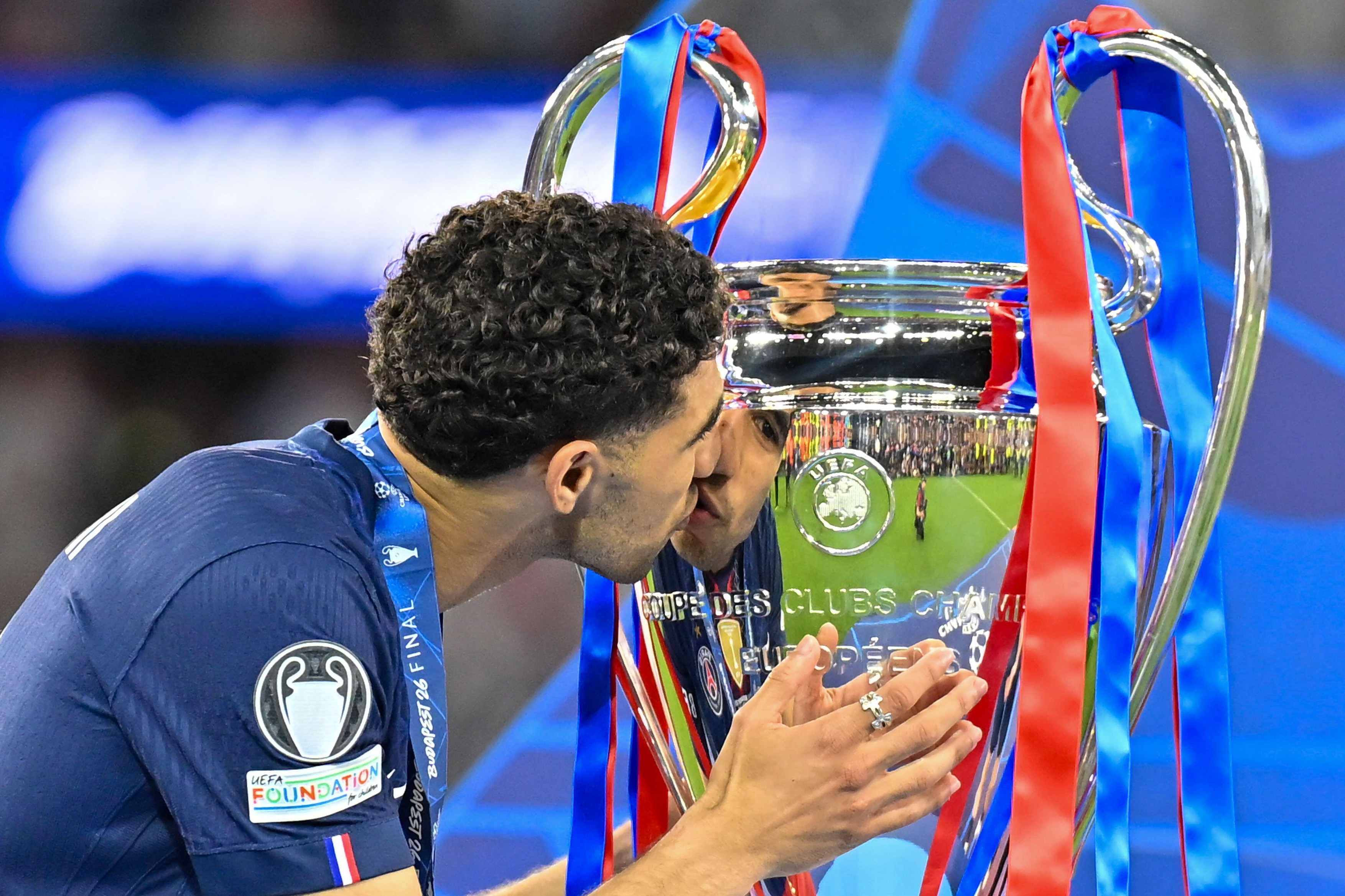 Ašraf Hakimi ljubi trofej Lige šampiona