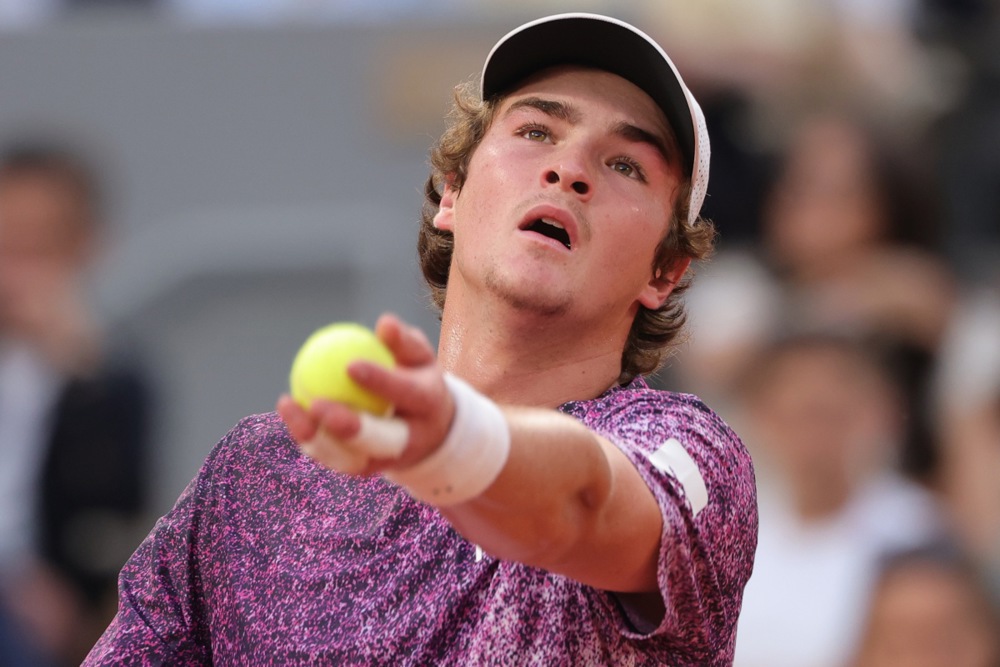 epa13007227 Joao Fonseca of Brazil during his Men's 4th round match against Casper Ruud of Norway at the French Open Grand Slam tennis tournament at Roland Garros in Paris, France, 31 May 2026.  EPA/TERESA SUAREZ
