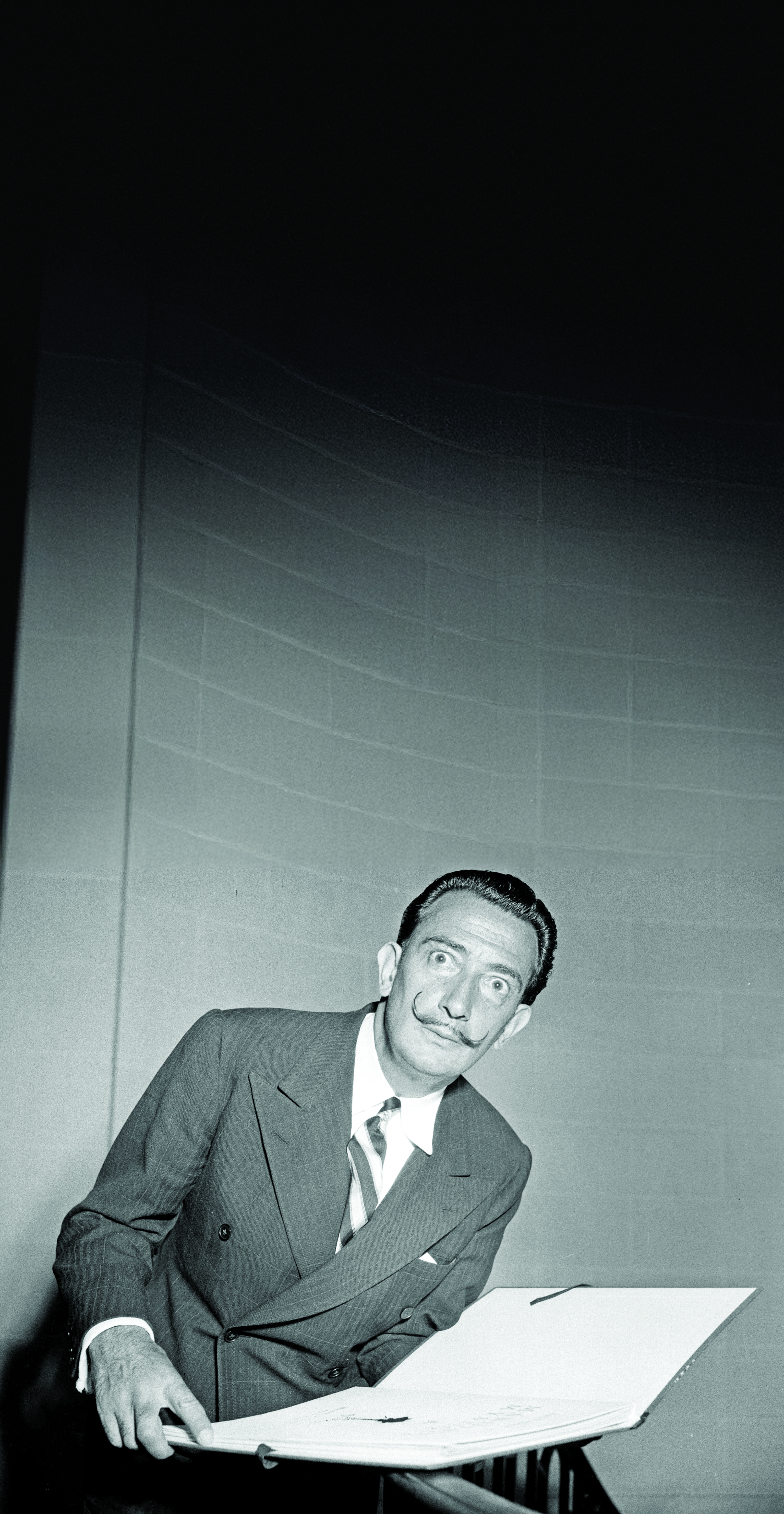Salvador Dali (1904-1989), peintre et graveur espagnol. Paris, 1951.