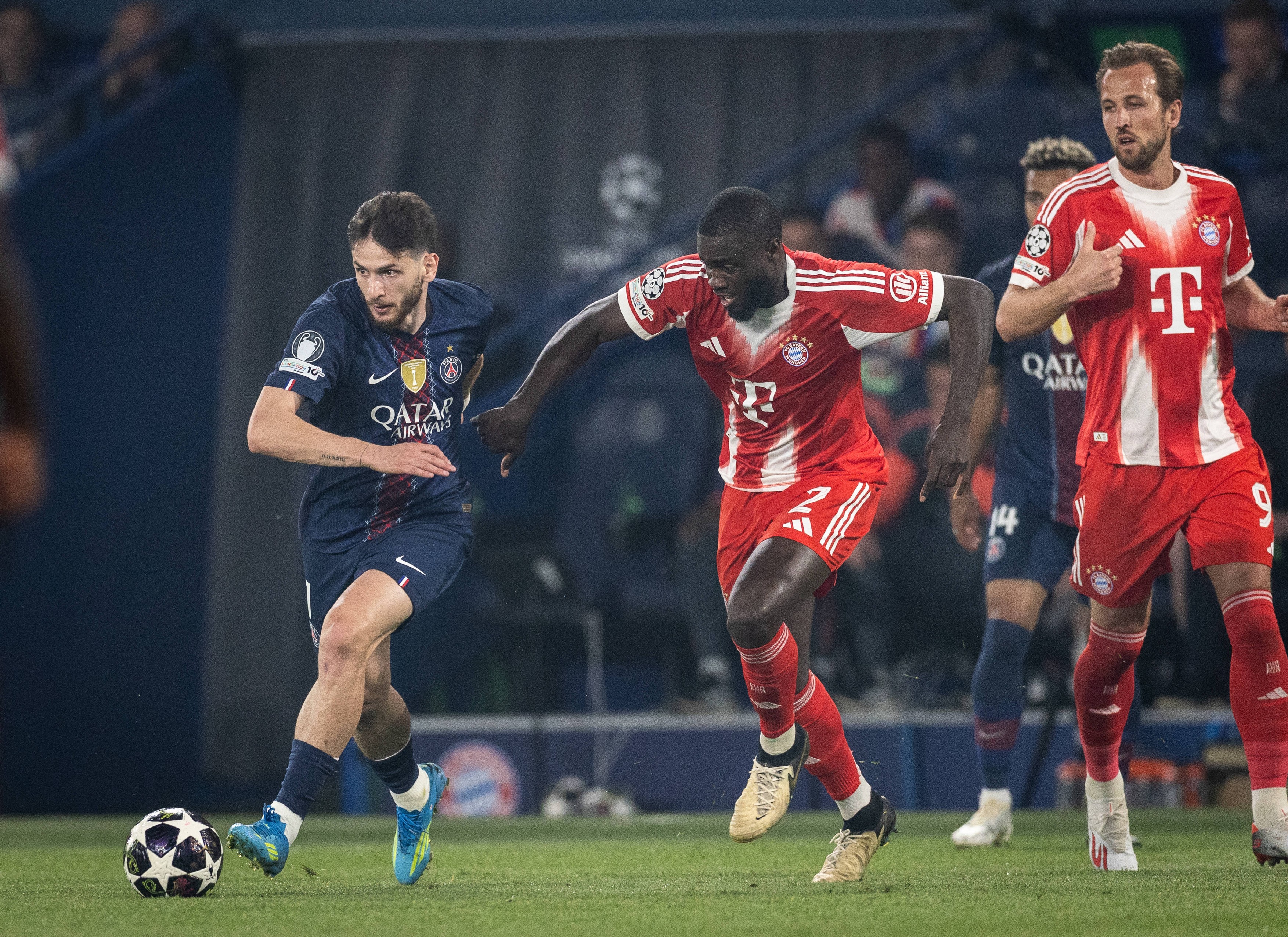 PSG x FC Bayern Kvararatskhelia PSG in action