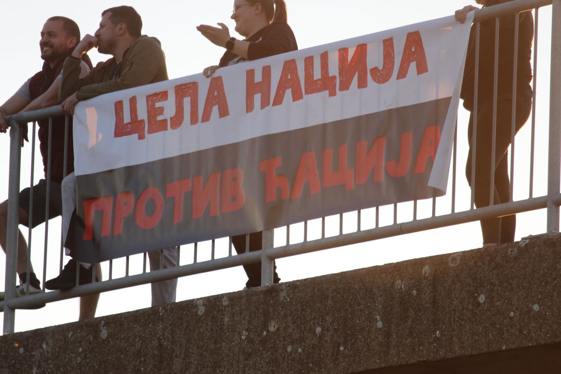 Studenti iz Stare Pazove nadigrali SNS: Akcija održana na dve lokacije, naprednjaci čekali na pogrešnim mestima studenti stara pozova (2).jpg