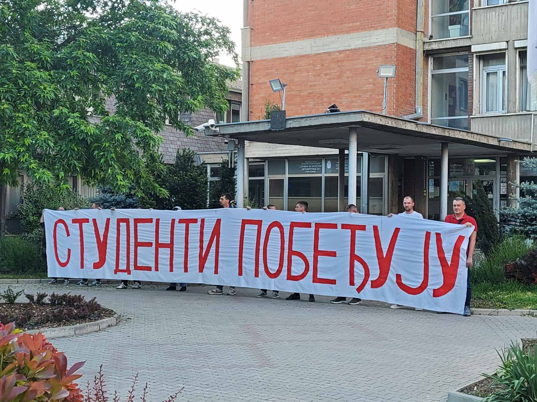 Studenti iz Stare Pazove nadigrali SNS: Akcija održana na dve lokacije, naprednjaci čekali na pogrešnim mestima studenti stara pozova (4).jpg