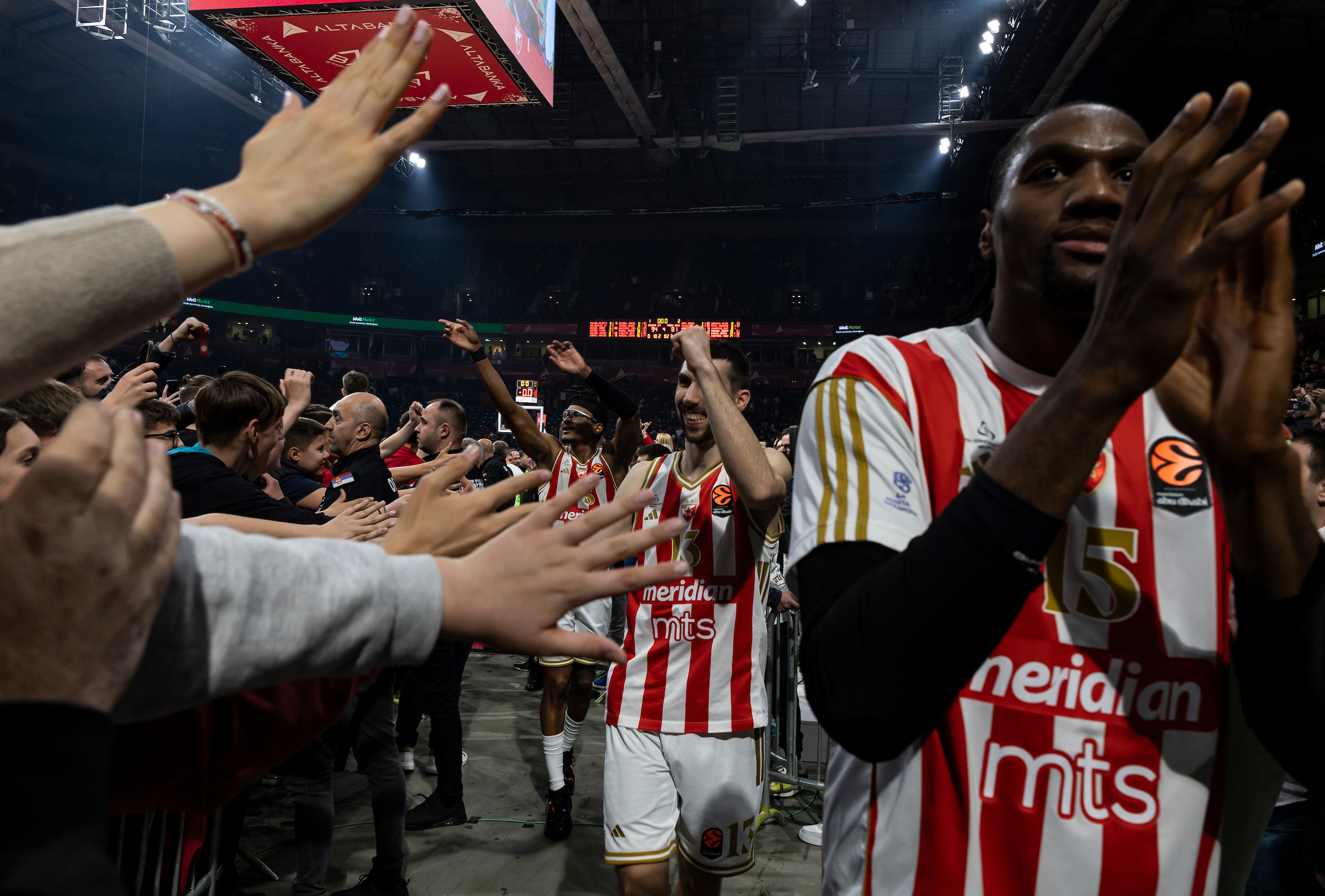 Čima Moneke pozdravlja navijače posle utakmice Crvena zvezda - Pariz