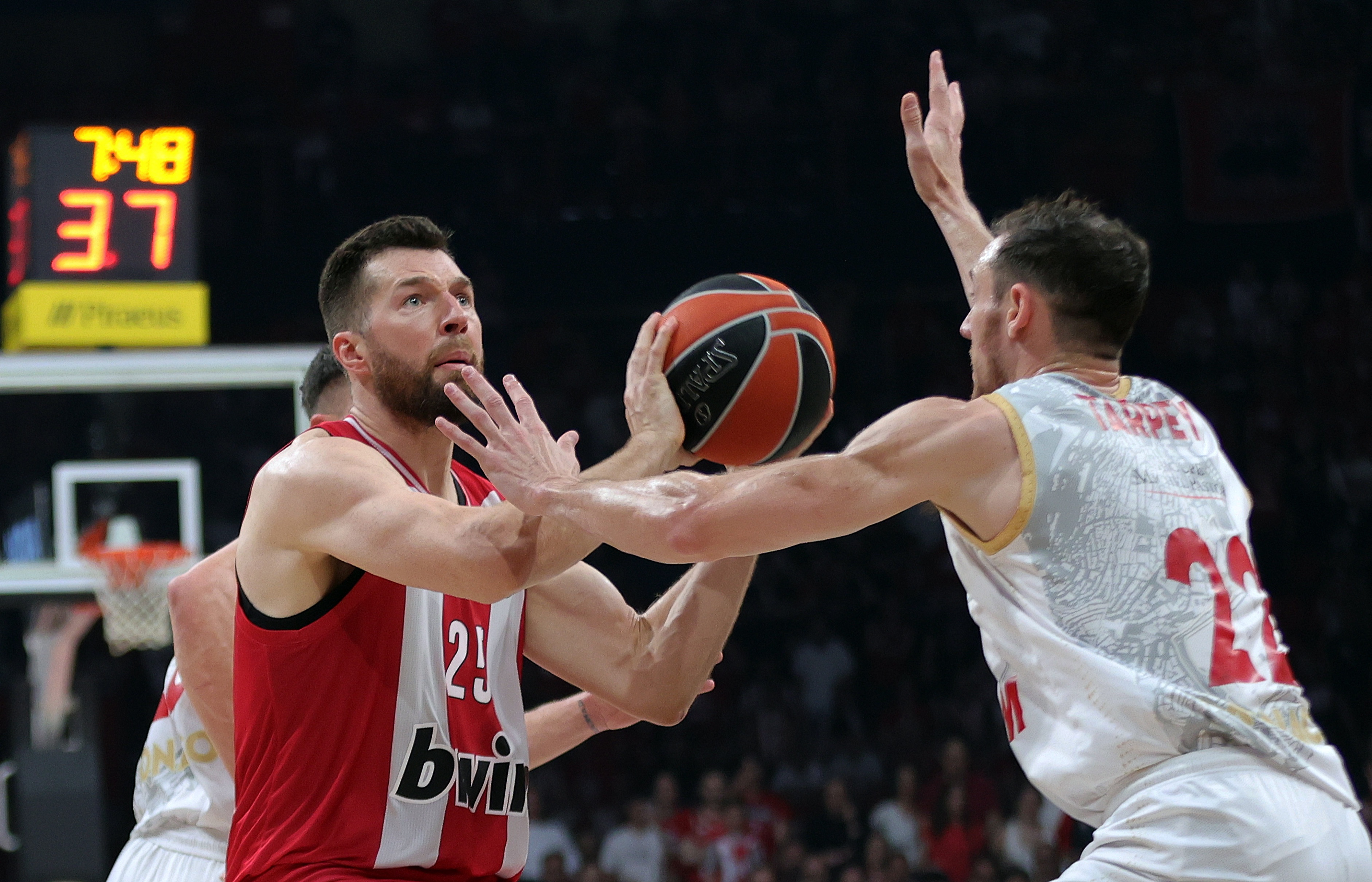 Olympiacos' Alec Peters (L) in action against Monaco's Terry Tarpey (R)