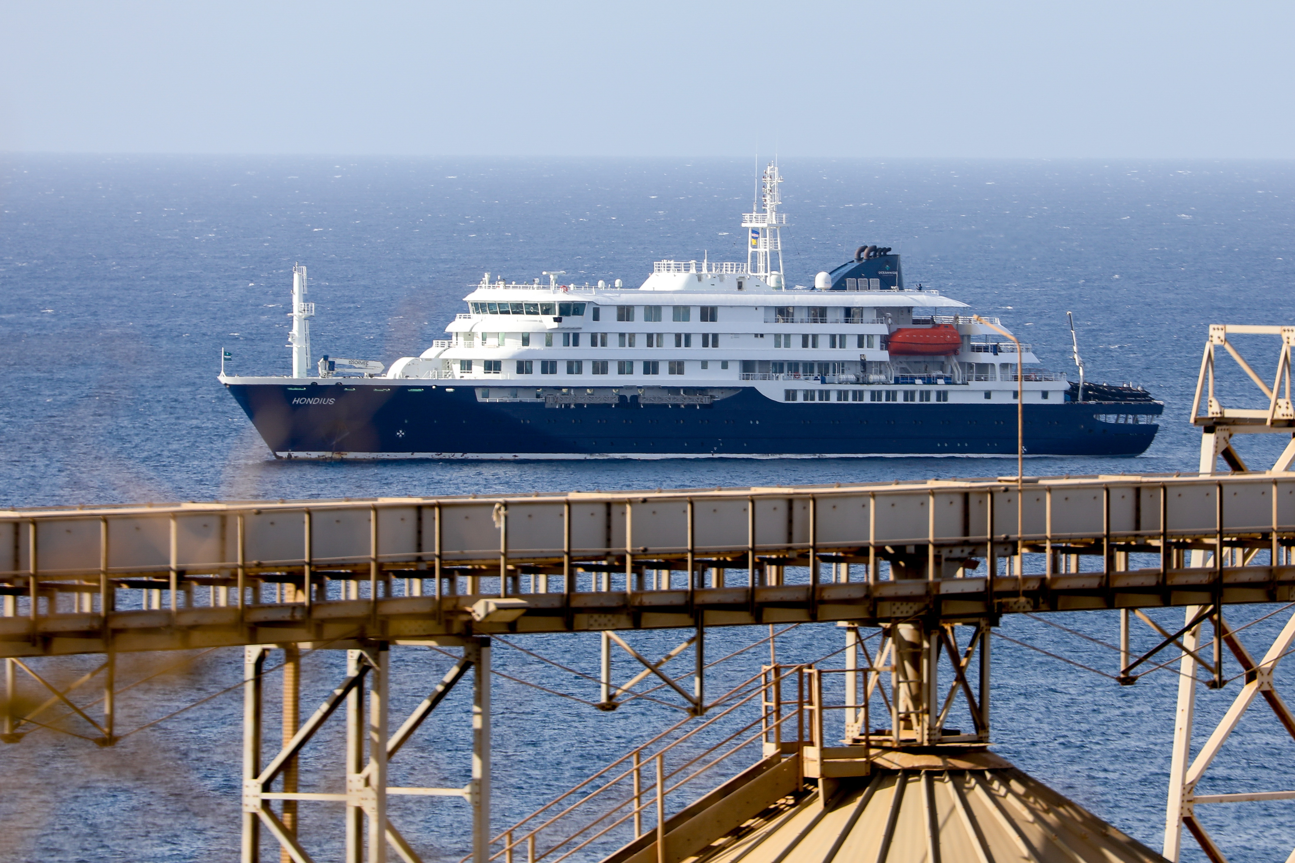 epaselect epa12931924 Dutch cruise ship MV Hondius is anchored off the coast