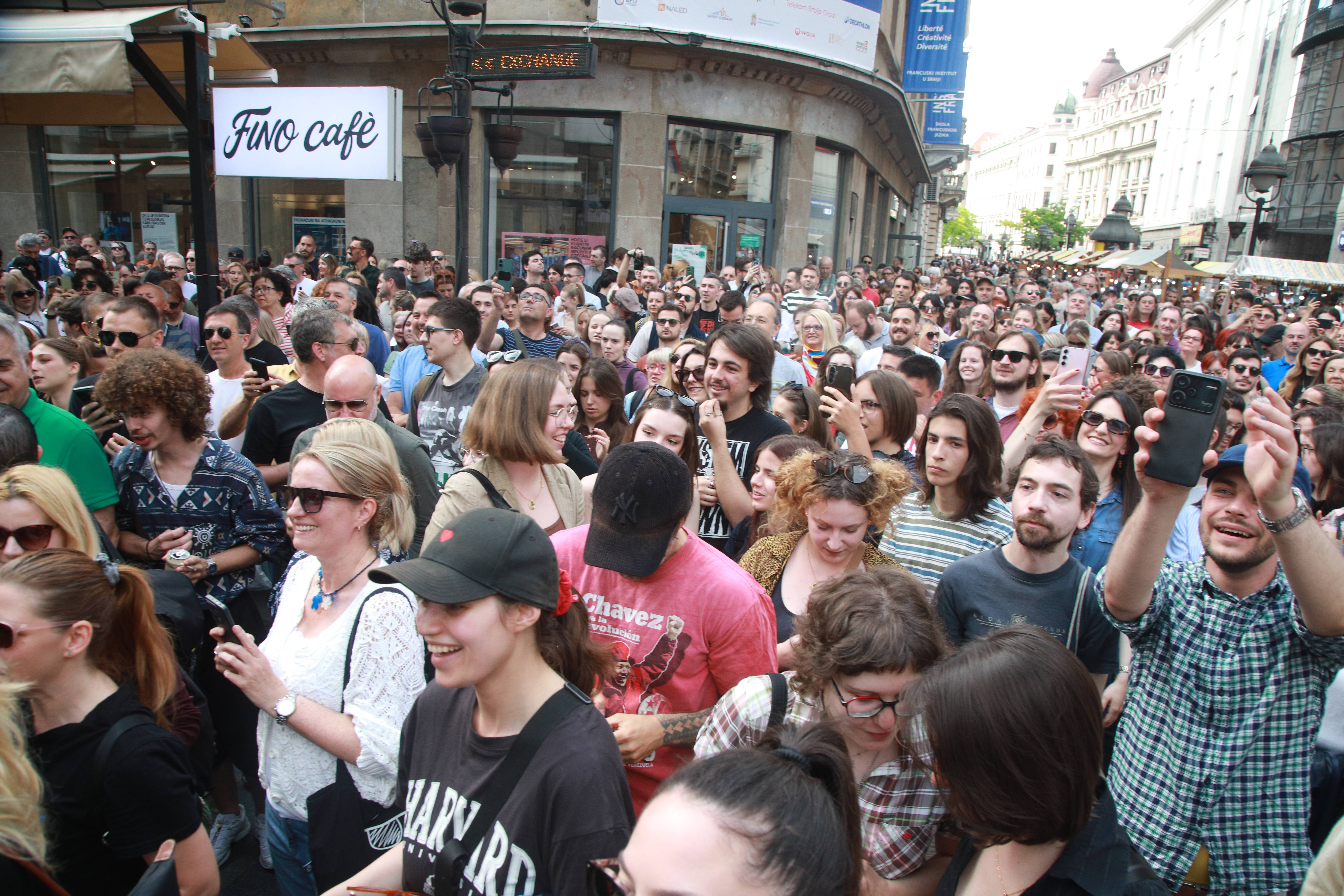 Beograd, 8.05.2026. - Muzicar Darko Rundek, nekadasnji frontmen grupe Haustor i saksofonistkinja Ana Kovacic nastupili su danas ispred Evropske kuce u Knez Mihailovoj ulici u Beogradu.  (BETAPHOTO/MILOS MISKOV)