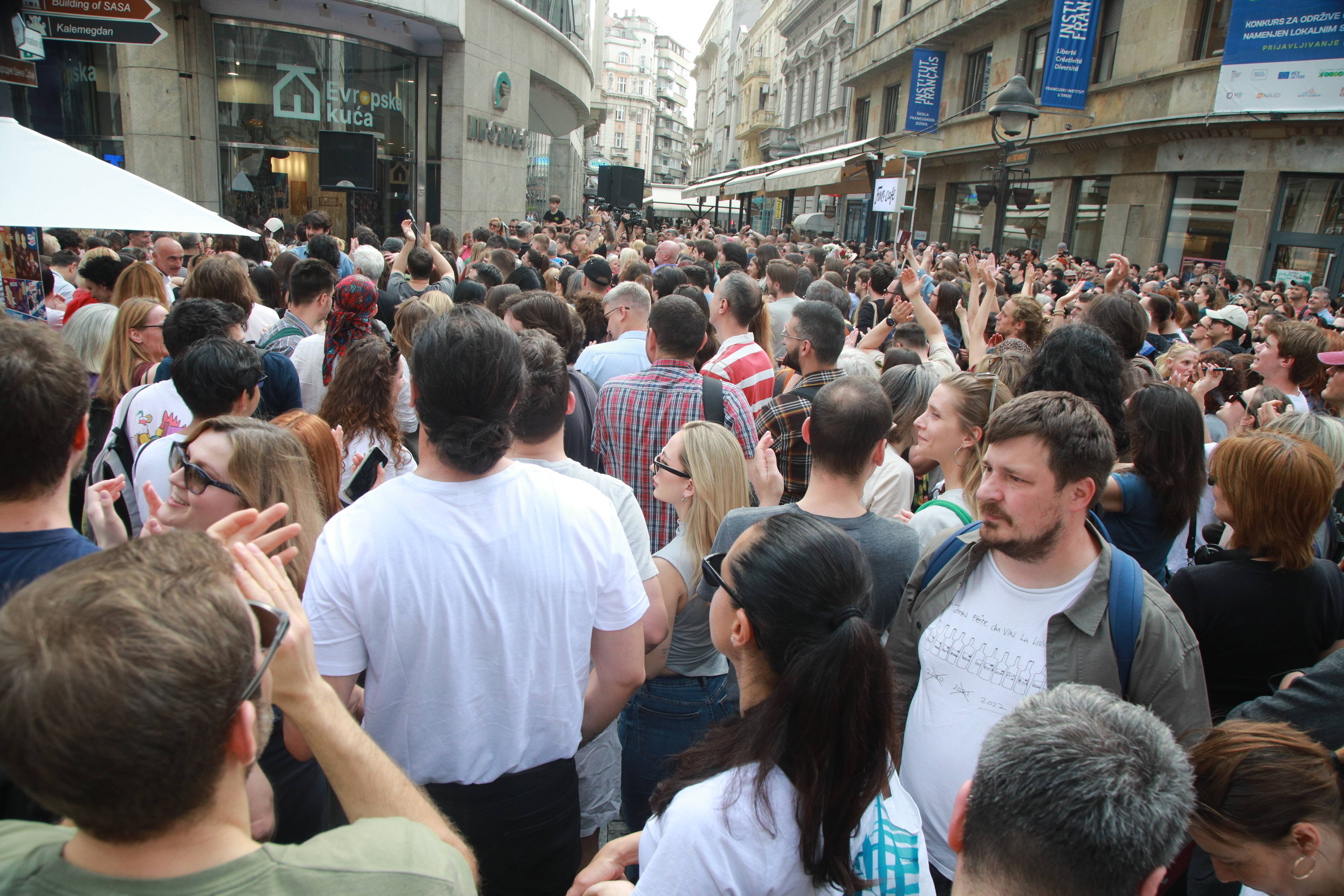 Beograd, 8.05.2026. - Muzicar Darko Rundek, nekadasnji frontmen grupe Haustor i saksofonistkinja Ana Kovacic nastupili su danas ispred Evropske kuce u Knez Mihailovoj ulici u Beogradu.  (BETAPHOTO/MILOS MISKOV)