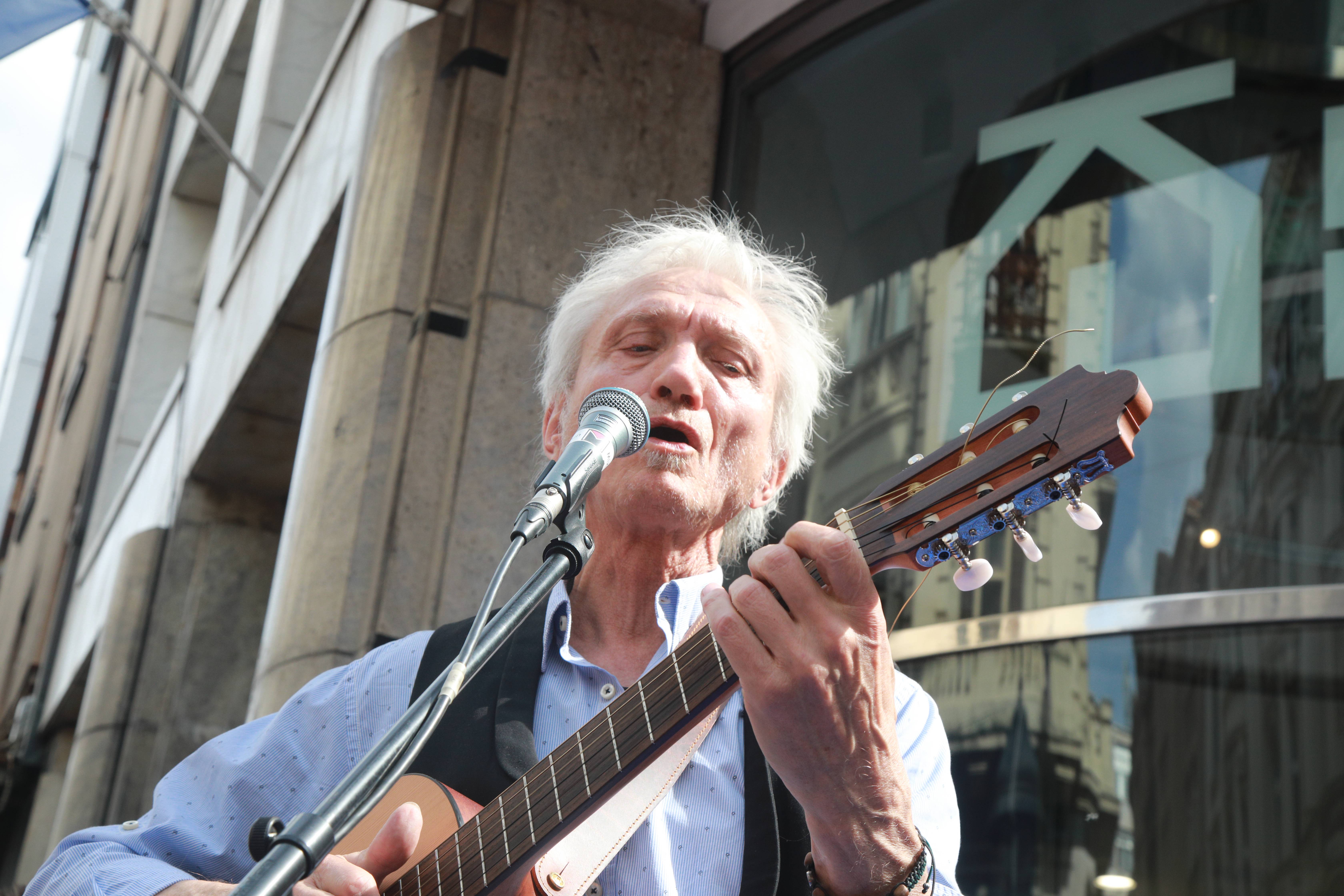 Beograd, 8.05.2026. - Muzicar Darko Rundek, nekadasnji frontmen grupe Haustor i saksofonistkinja Ana Kovacic nastupili su danas ispred Evropske kuce u Knez Mihailovoj ulici u Beogradu.  (BETAPHOTO/MILOS MISKOV)
