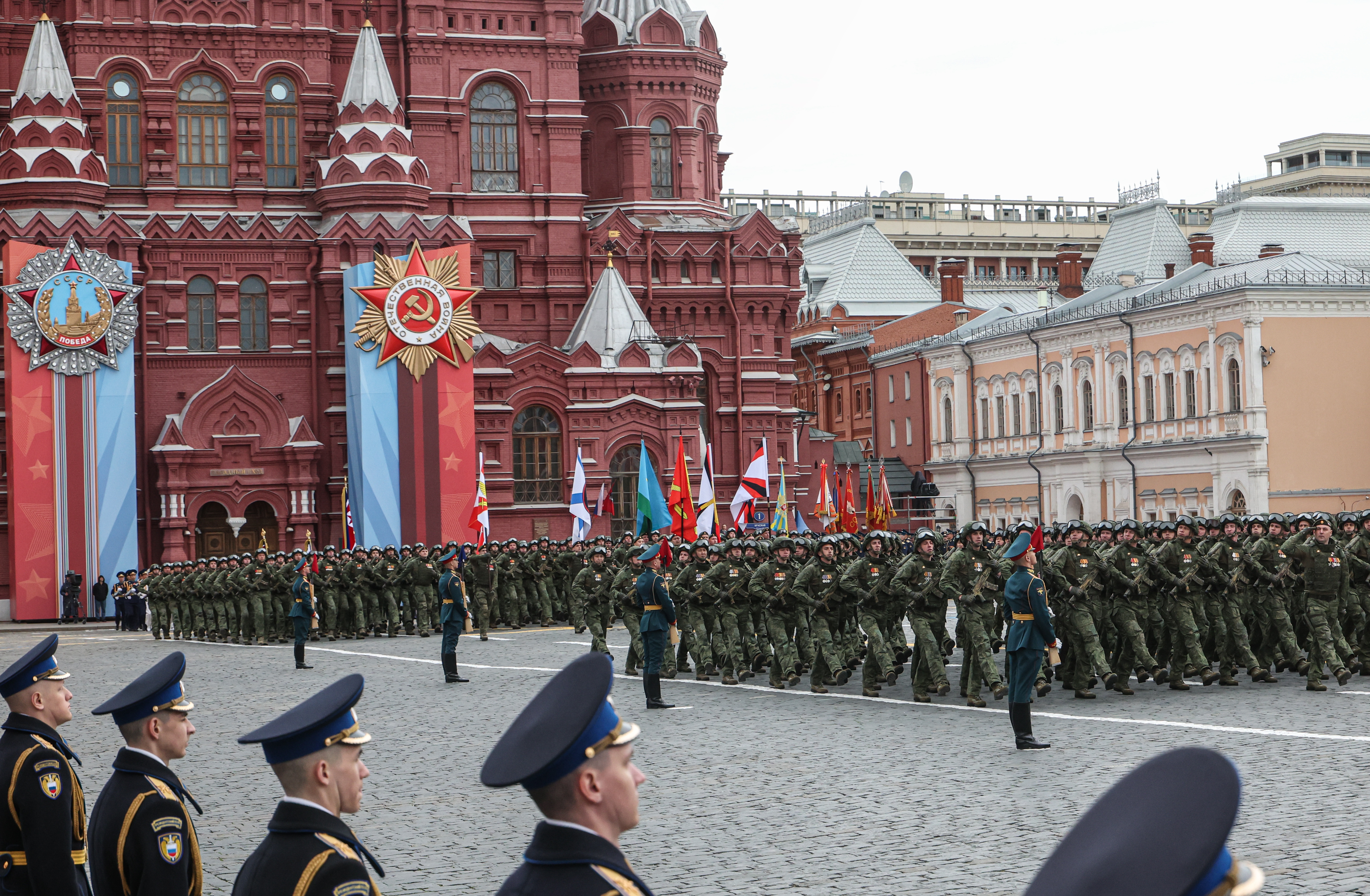 epa12942861 Russian servicemen march during the Victory Day military parade on the Red square in Moscow, Russia, 09 May 2026. Russia marks the 81st anniversary of the victory in World War II over Nazi Germany and its allies.  EPA/MAXIM SHIPENKOV