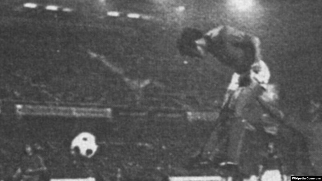 Josip Katalinski postiže gol u „majstorici“ sa Španijom