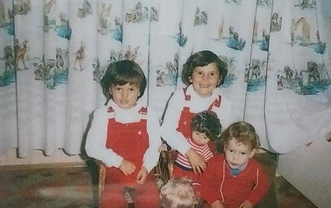 Uspomene iz Šimanovaca: Milena, Maja i Marina Mrđen u svojoj dečjoj sobi i mnogo godina kasnije ispred zgrade u kojoj su provele detinjstvo (Privatna arhiva)